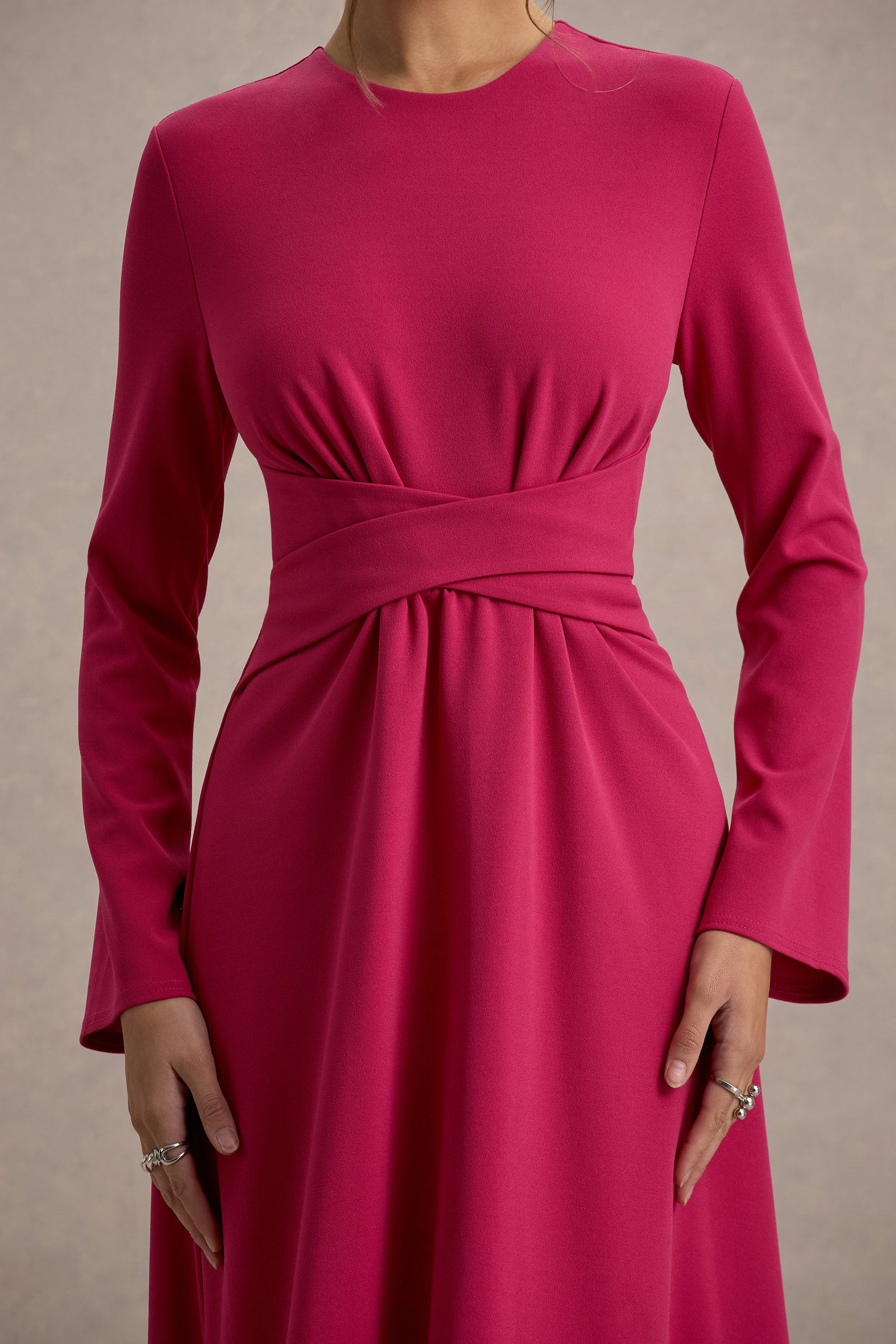 Cassiopeia | Hot-Pinkfarbenes Midikleid mit langen Ärmeln und überkreuztem Taillendetail
