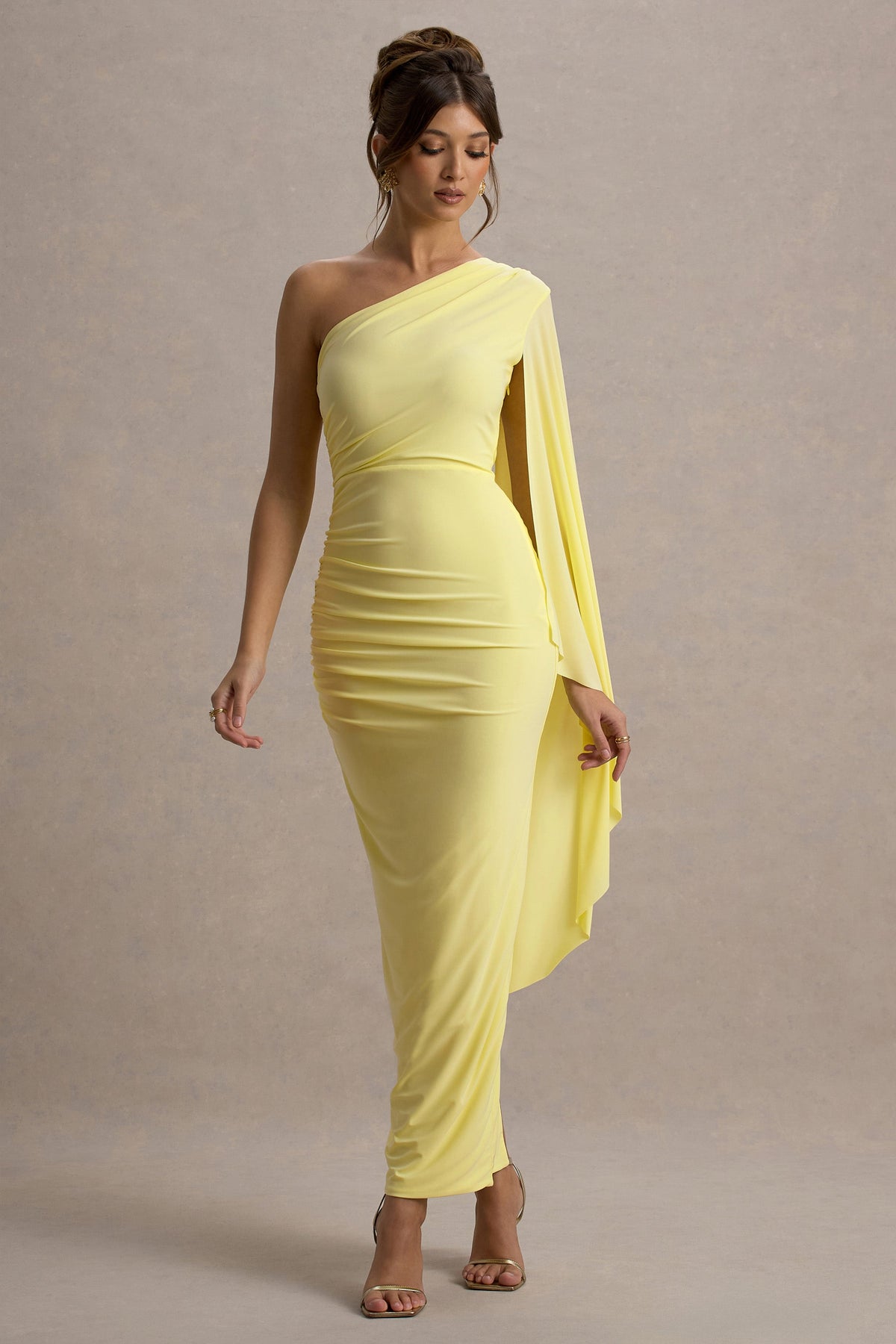 Clementina | Zitronenfarbiges Maxikleid mit asymmetrischen Cape-Ärmeln