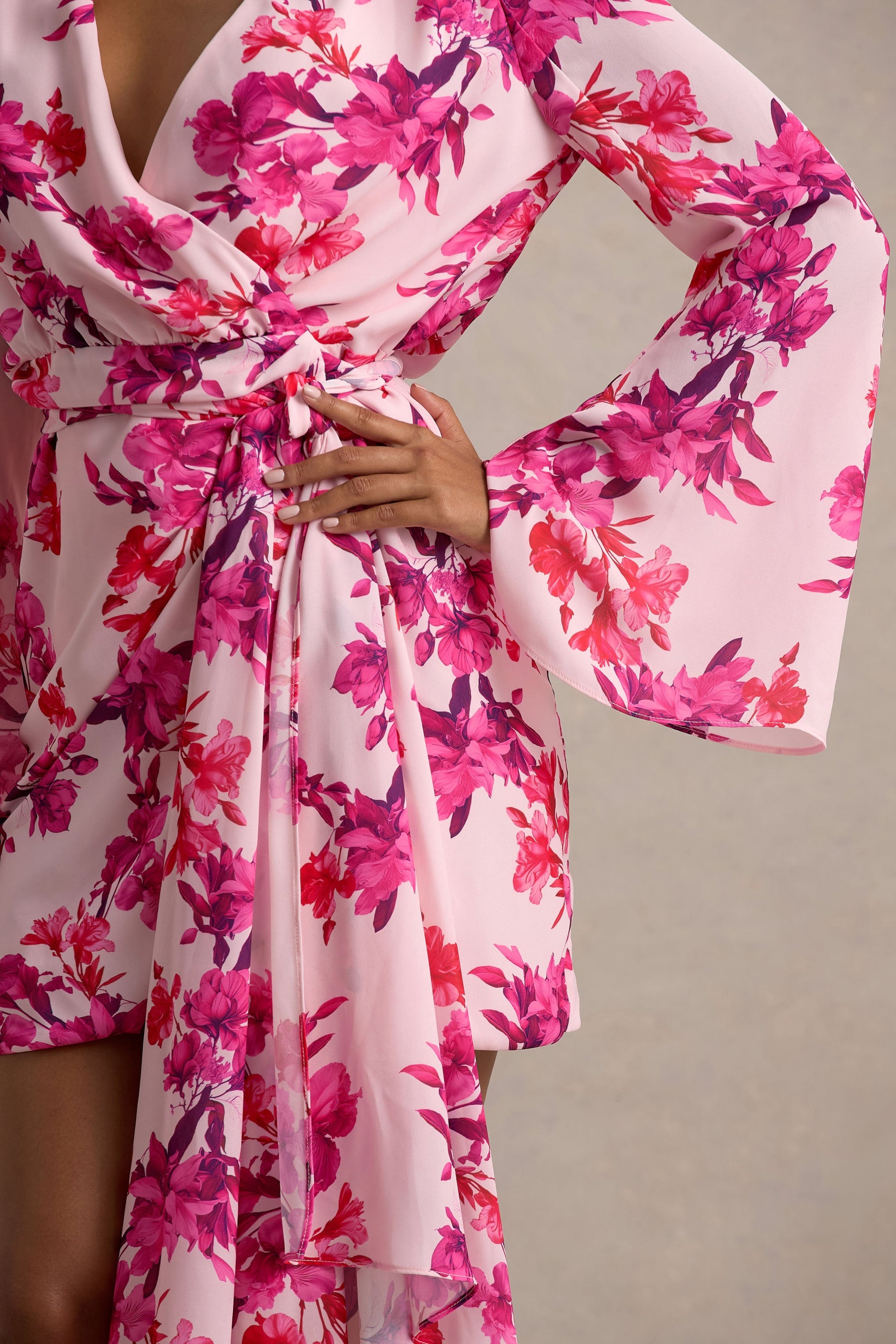 Goldie | Rosa Chiffon-Wickel-Minikleid mit langen Ärmeln und Blumendruck
