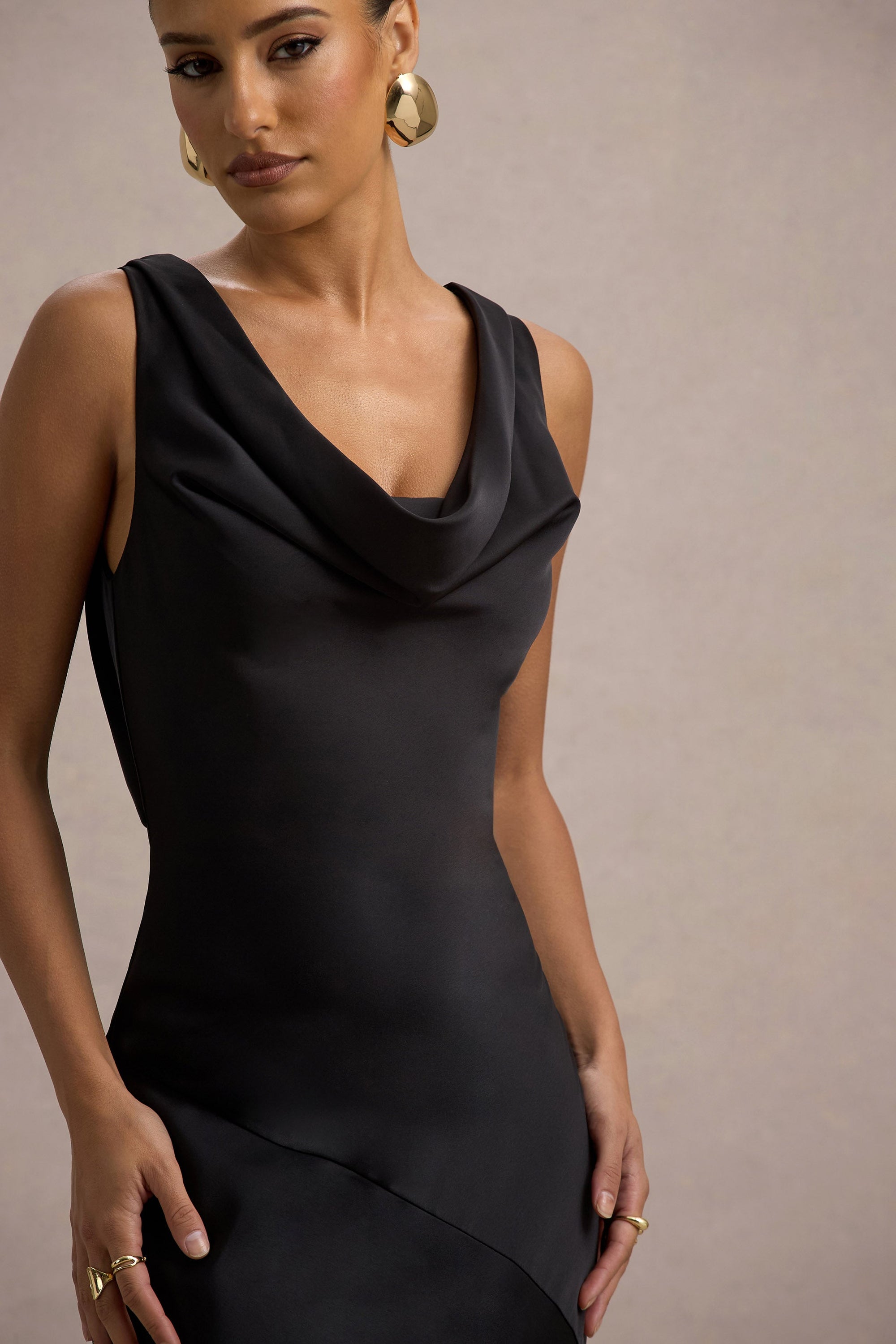 Alesso | Schwarzes Satin-Slip-Maxikleid mit Wasserfallausschnitt