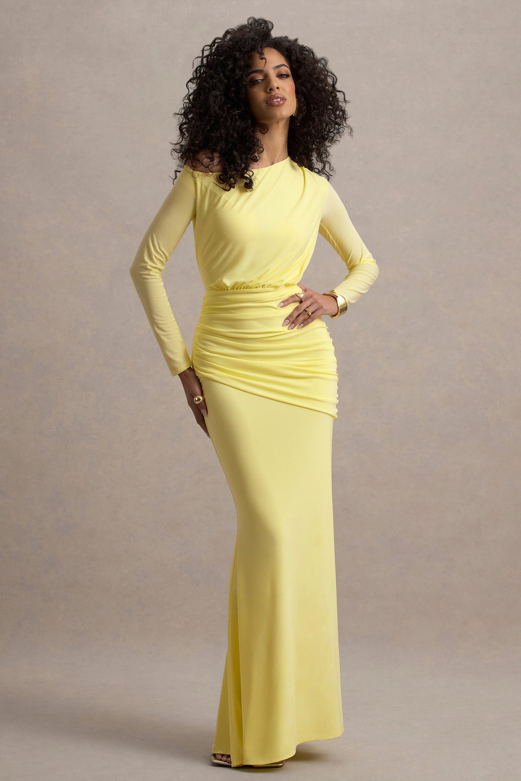 Deanna | Zitronengelbes asymmetrisches Maxikleid mit langen Ärmeln und Raffungen