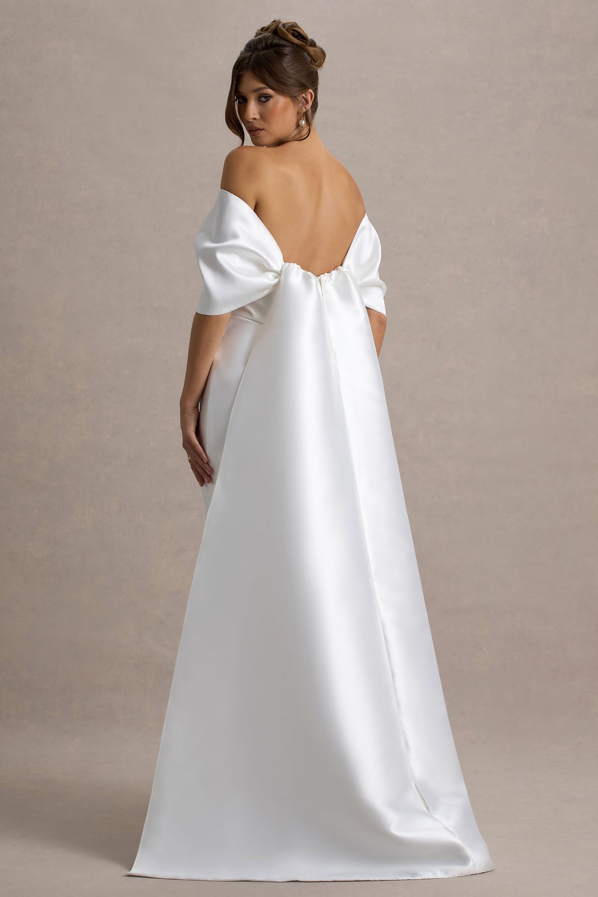 Wanting More | Elfenbeinfarbenes Satin-Maxikleid mit großer Schleife
