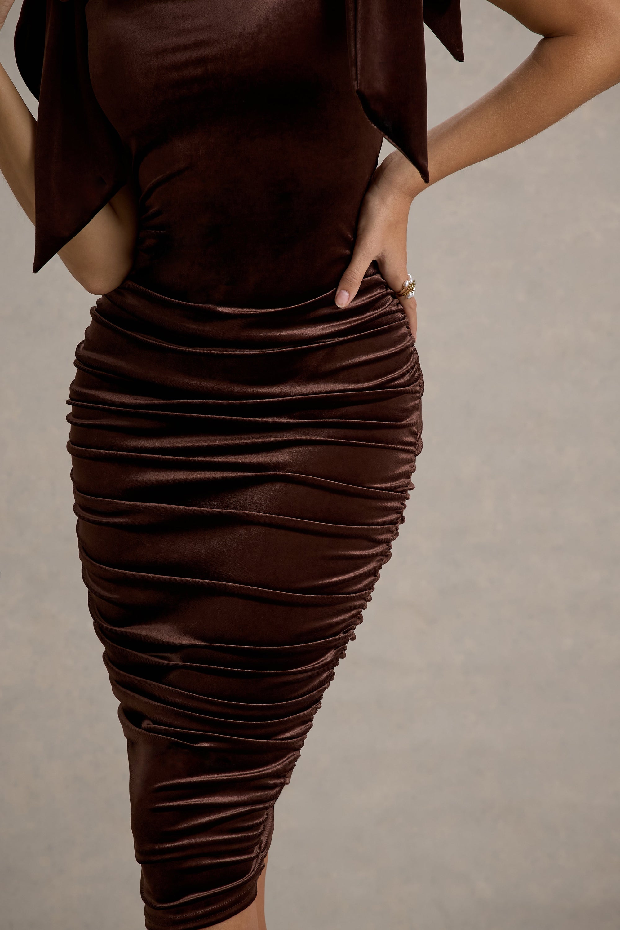 Tarna | Braunes Midikleid aus Samt mit Schleifen-Trägern