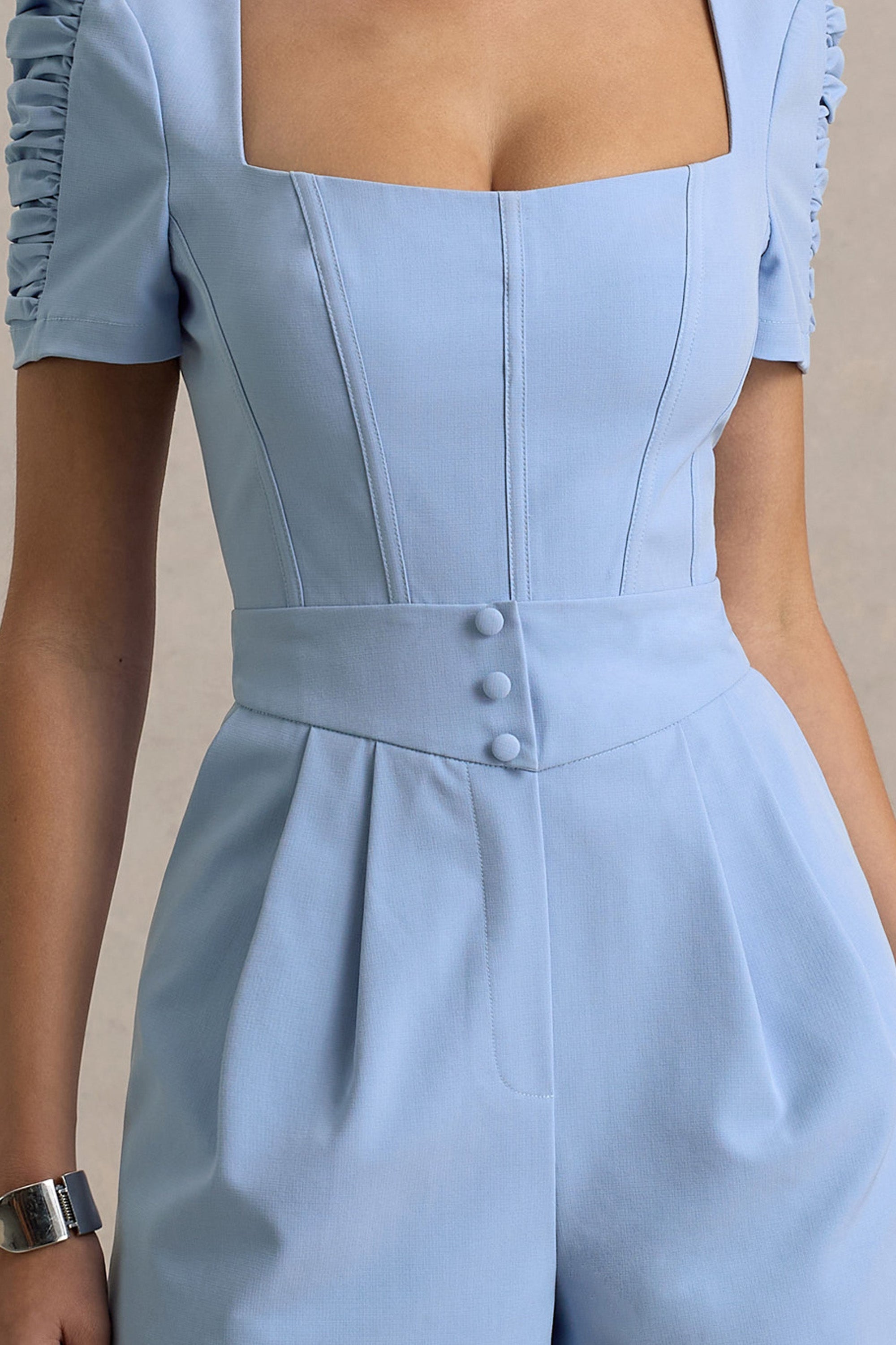 Brizzie | Hellblauer Playsuit im Leinenlook mit kurzen Ärmeln