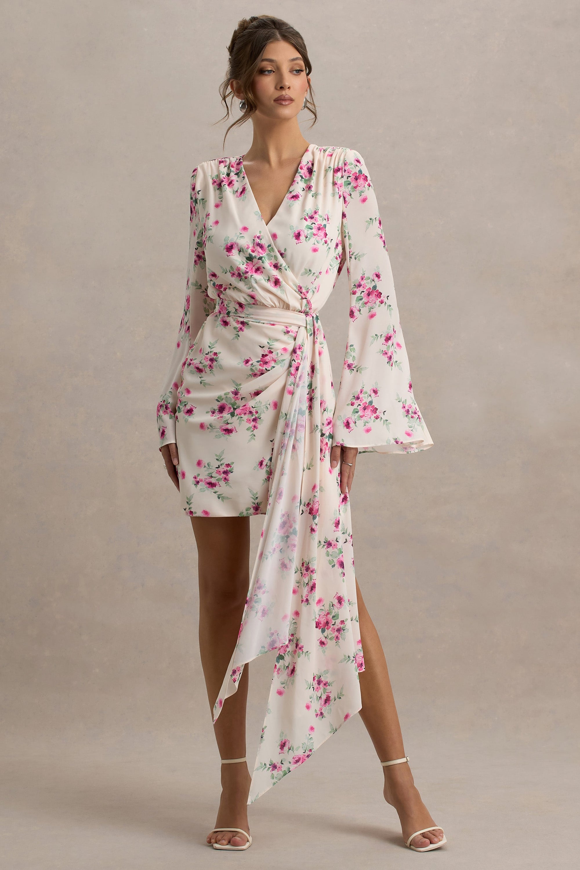 Goldie | Cremefarbenes Wickel-Minikleid aus Chiffon mit Blumenmuster und langen Ärmeln.