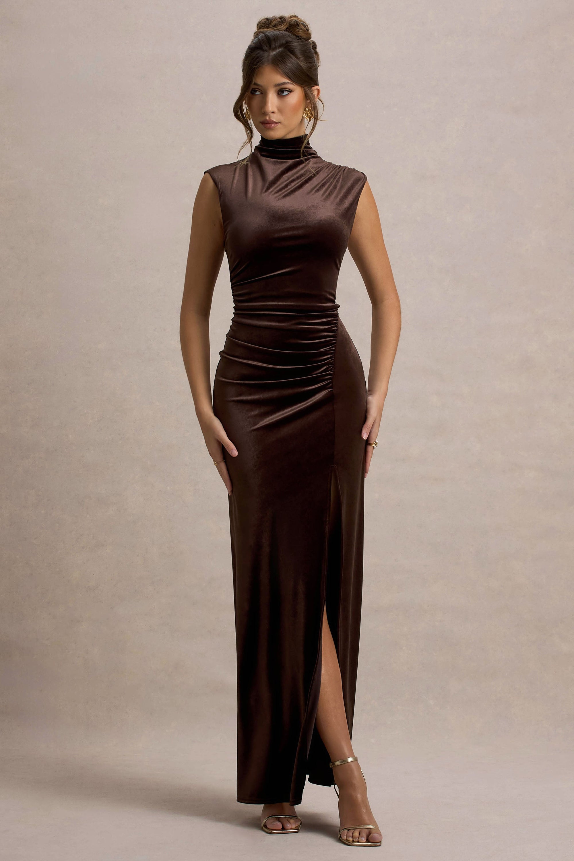 Abilene | Schokoladefarbenes Samt-Maxikleid mit hohem Kragen und Schlitz