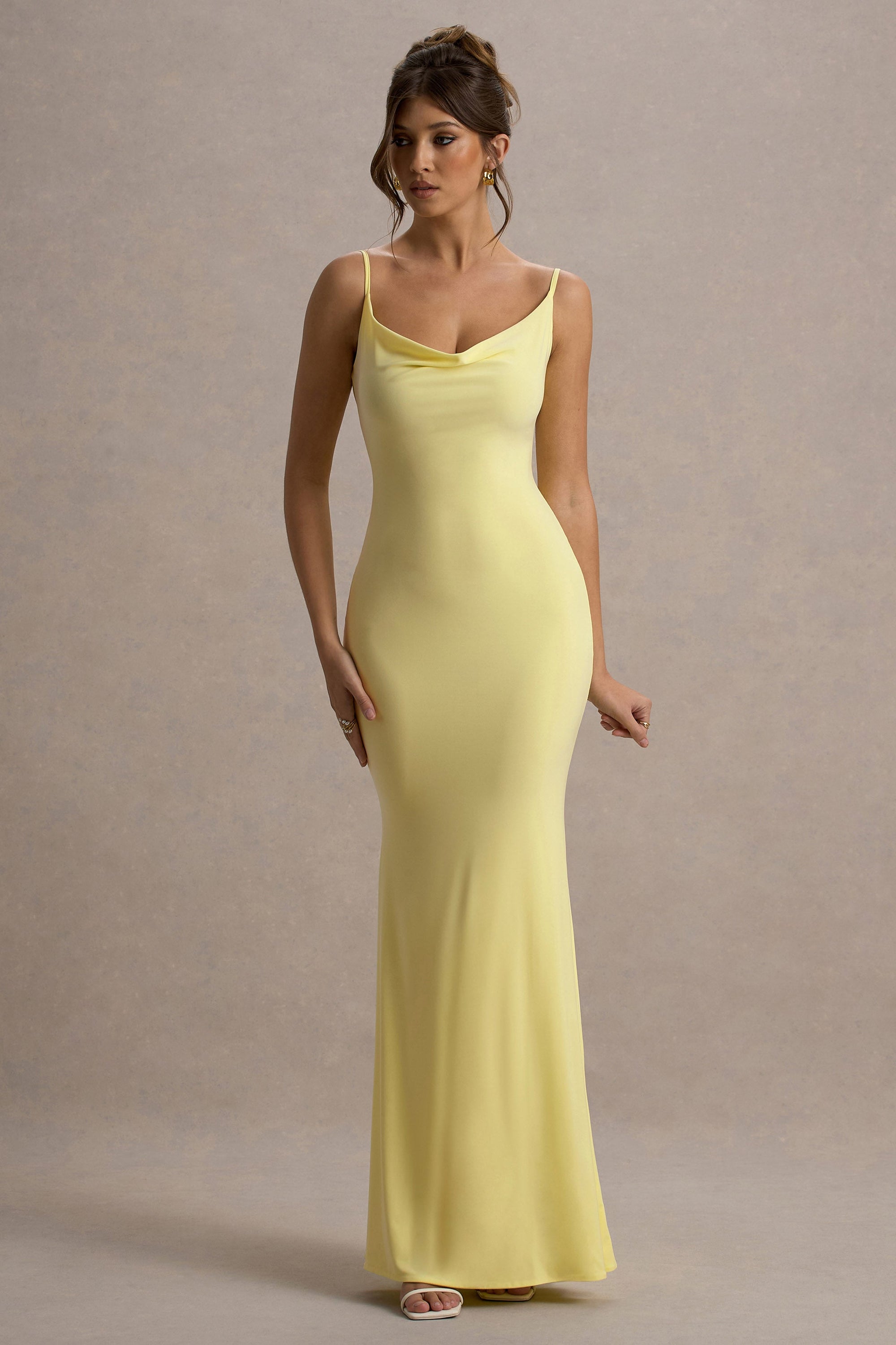 Francoise | Zitronengelbes Maxikleid mit Wasserfallausschnitt, Spitze und freiem Rücken