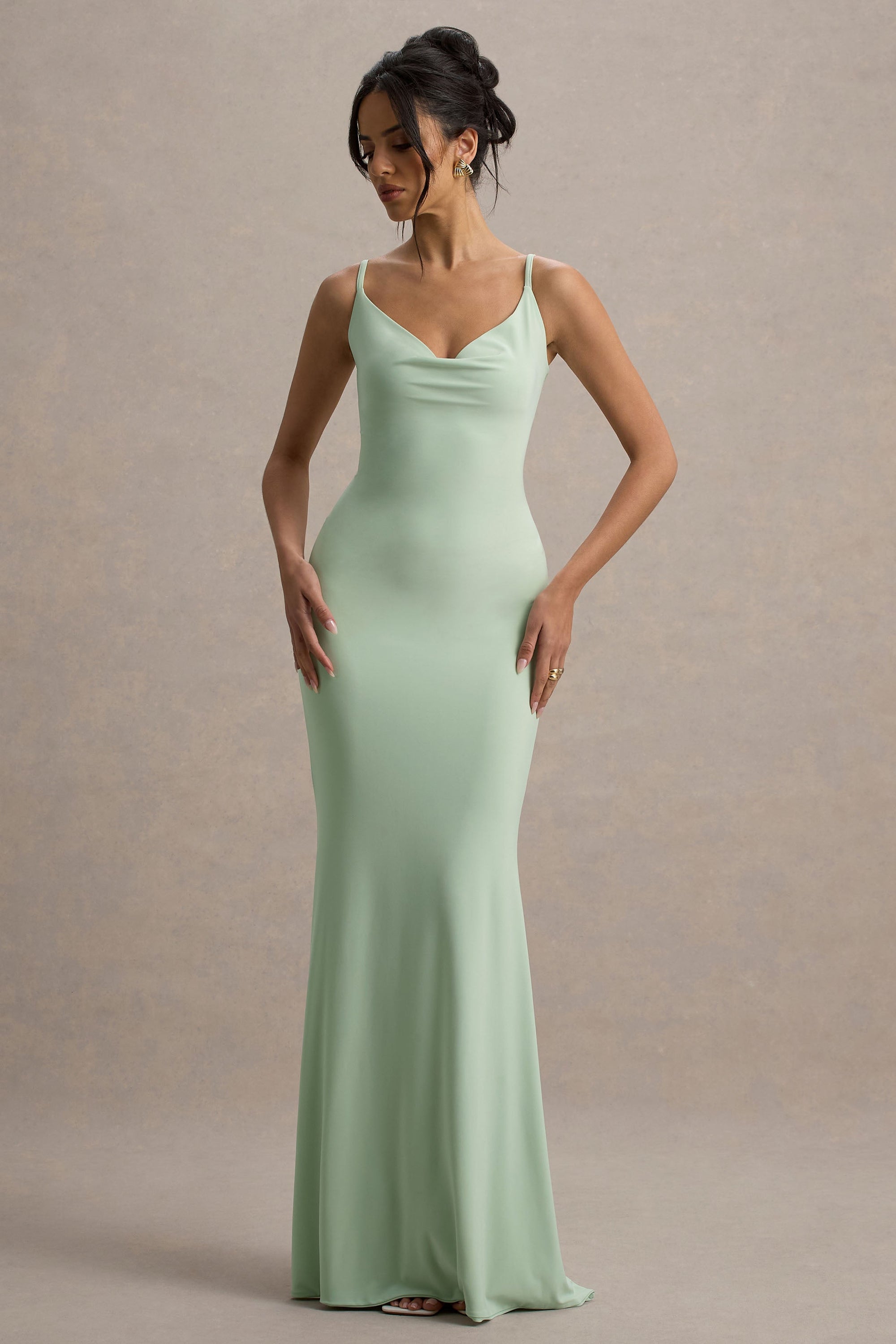 Francoise | Hellgrünes Wasserfall-Ausschnitt-Maxikleid mit Rückenausschnitt und Spitzeinsatz