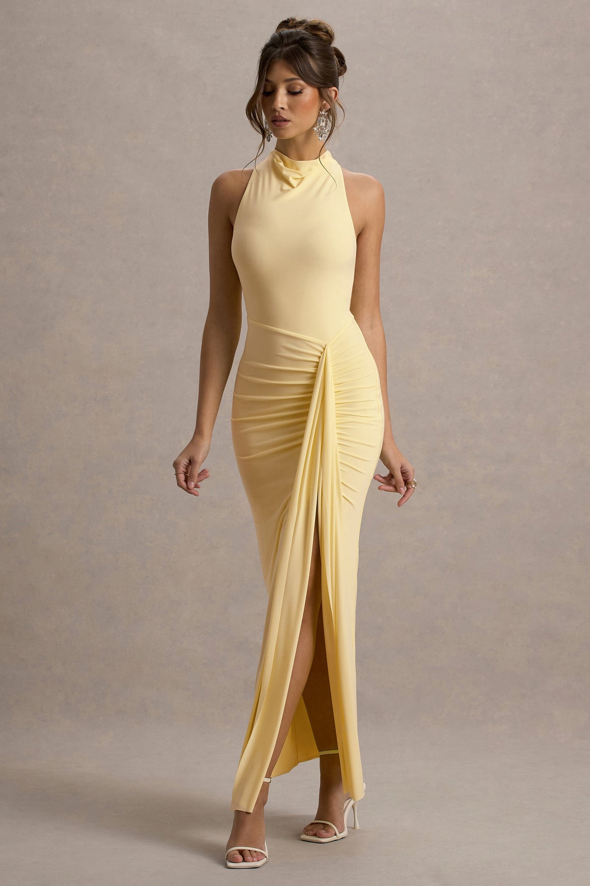 Sunflower | Blassgelbes Maxikleid mit Raffung, hohem Kragen und Schlitz.