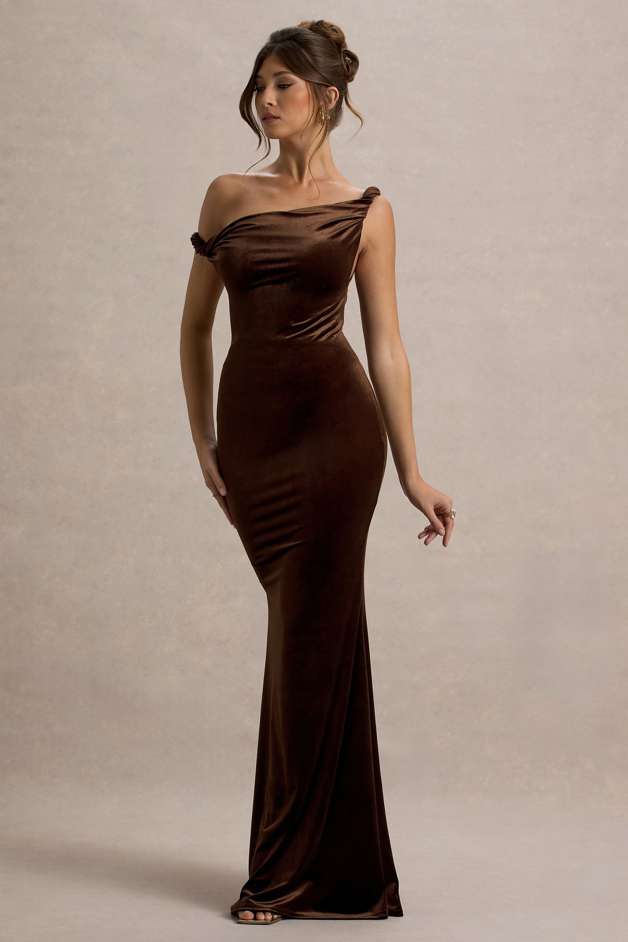 Neeka | Braunes Samt-Maxikleid mit verdrehter asymmetrischer Silhouette