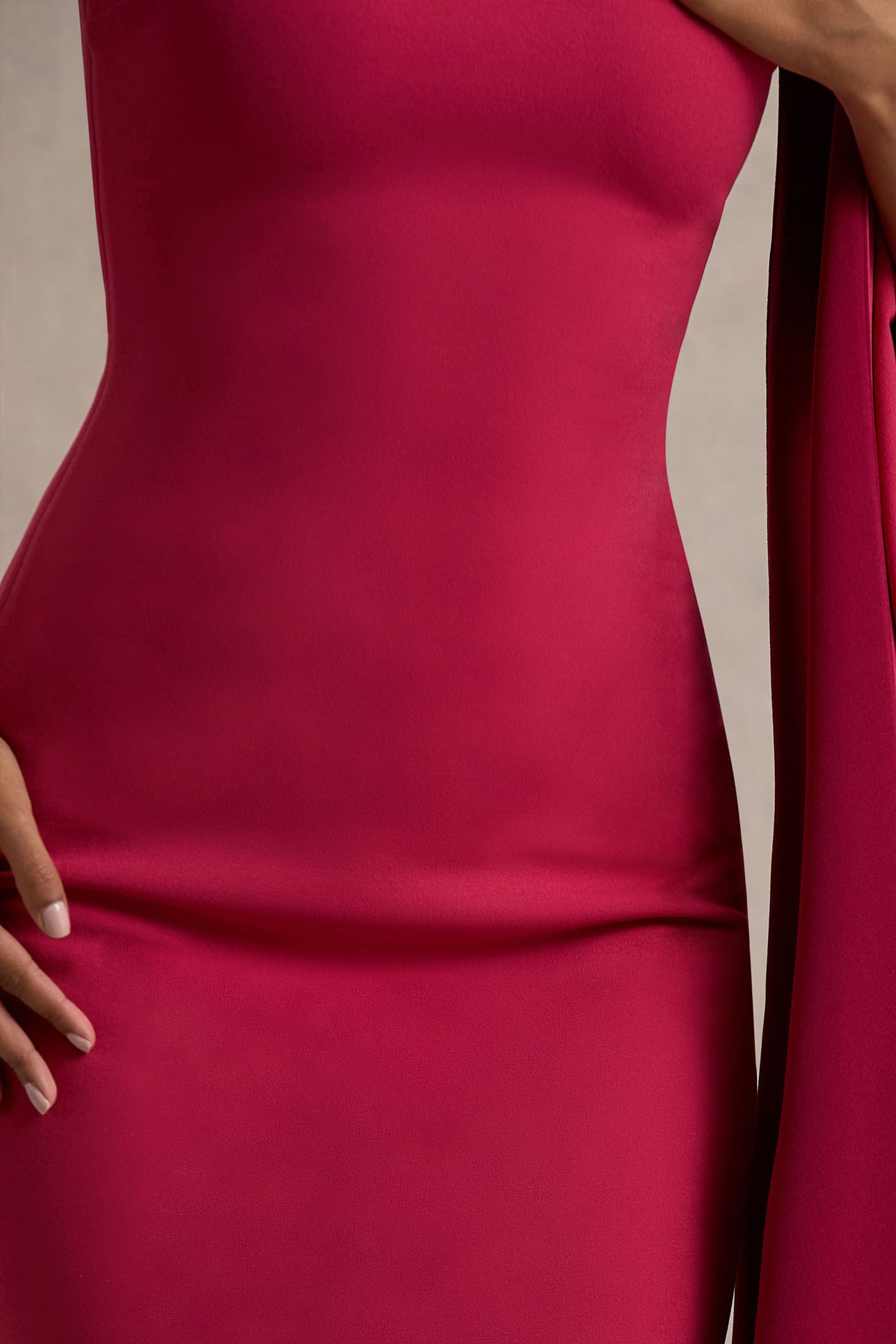 Lily | Asymmetrisches Maxikleid in Hot Pink und Burgunderrot mit Cape-Ärmel