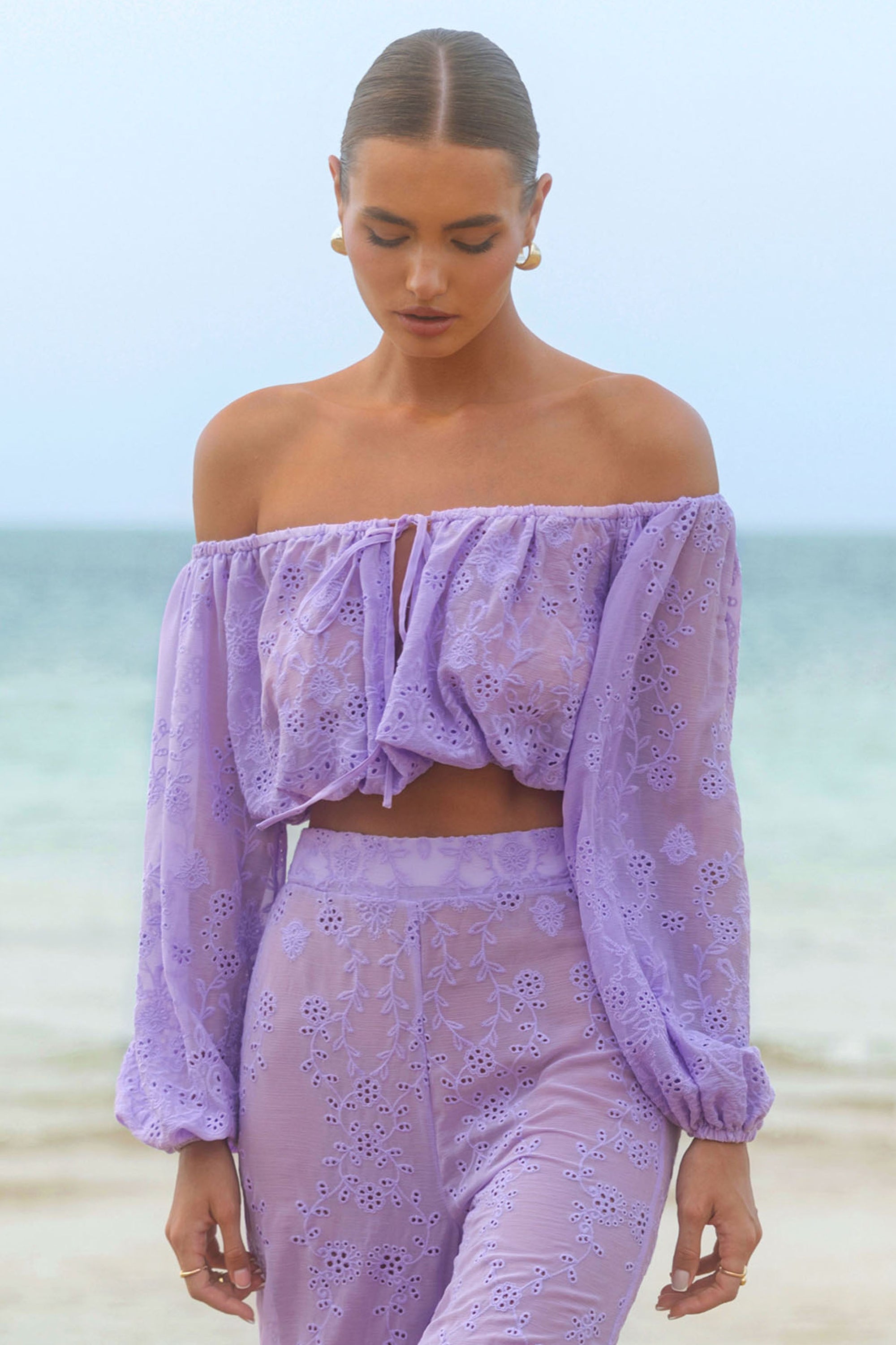 Fabienne | Fliederfarbene Bardot-Bluse mit Puffärmeln und Stickerei