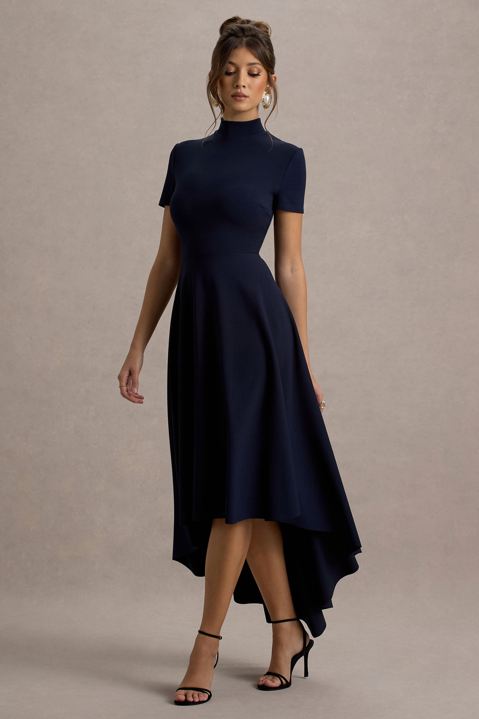 Bellona | Marineblaues Midikleid mit hohem Ausschnitt und High-Low-Saum