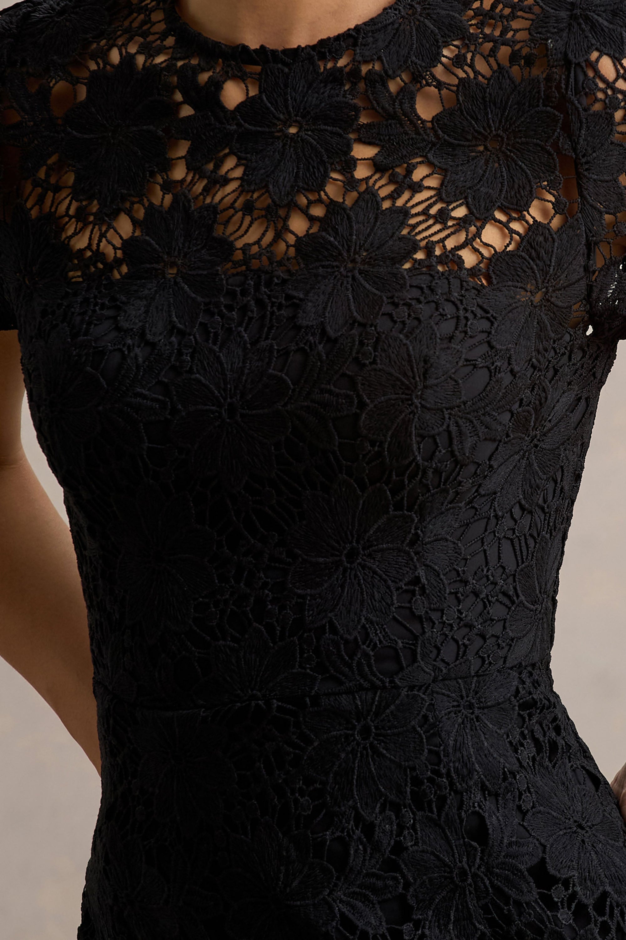 Clarissa | Schwarzes Midikleid aus Spitze mit kurzen Ärmeln