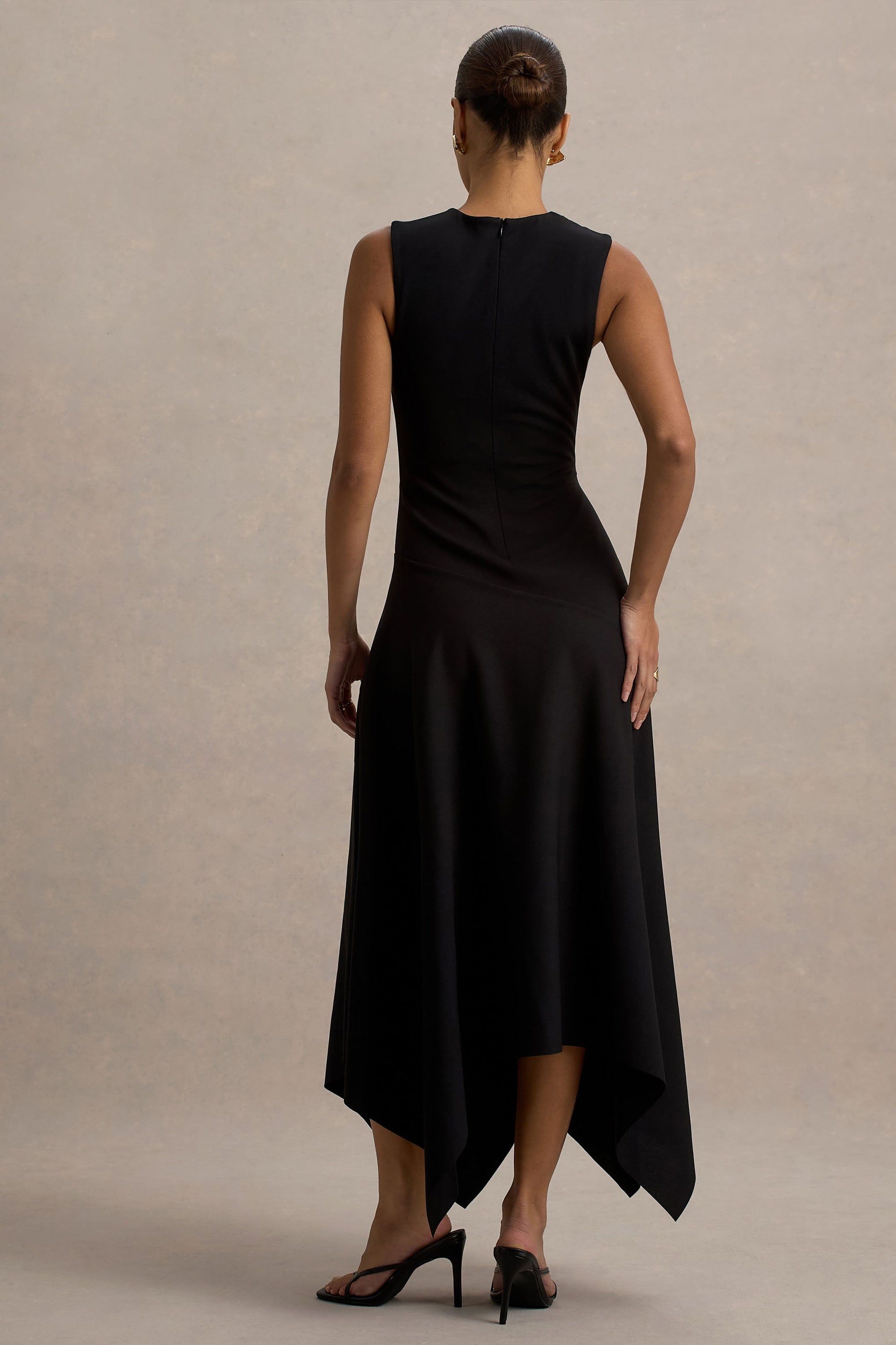 Francesca | Schwarzes Midikleid mit Knoten und Taschentuchsaum.