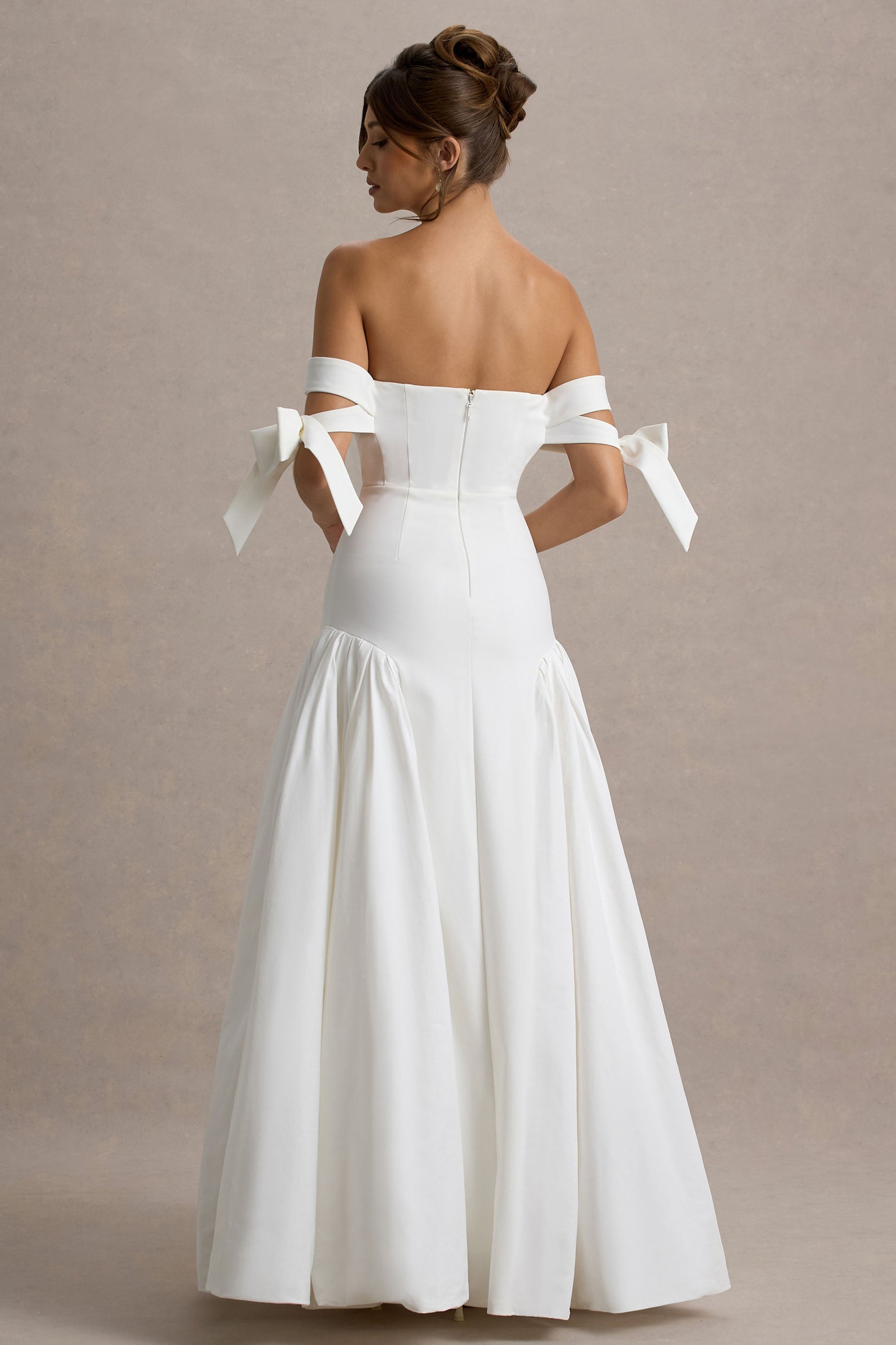 Ethel | Weißes und cremefarbenes Bardot-Maxikleid mit voluminösem Rock