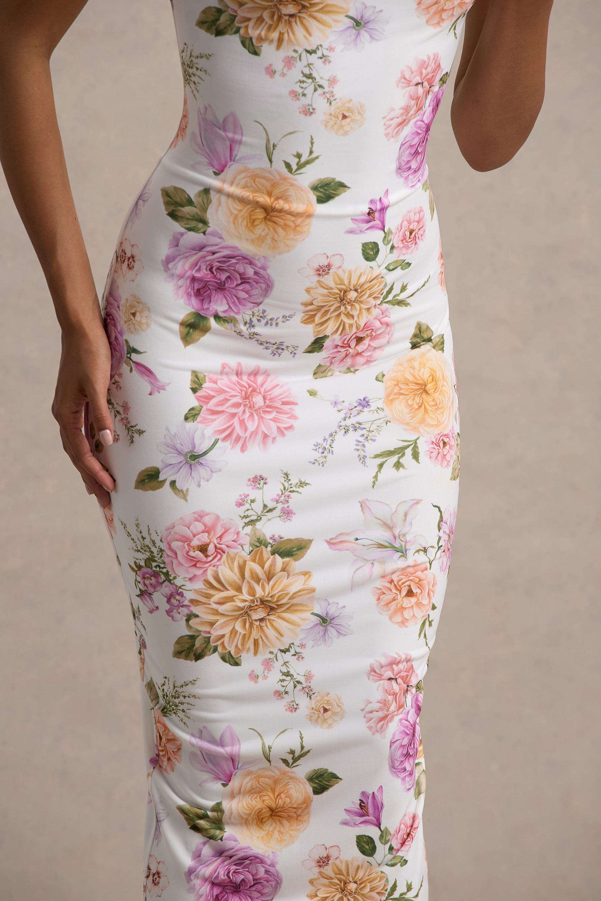 Nora | Pfirsich- und fliederfarbenes Midikleid mit Blumenprint und asymmetrischem Ausschnitt