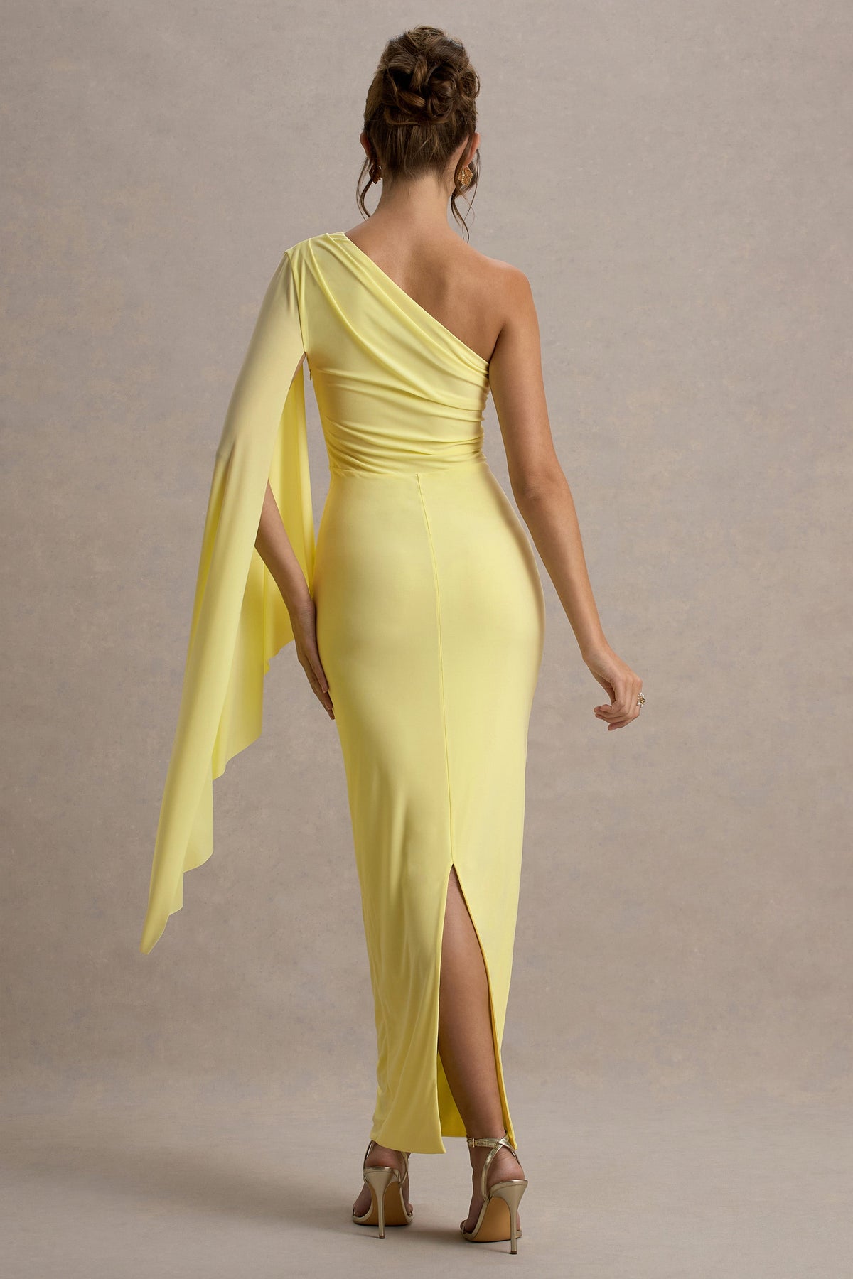 Clementina | Zitronenfarbiges Maxikleid mit asymmetrischen Cape-Ärmeln