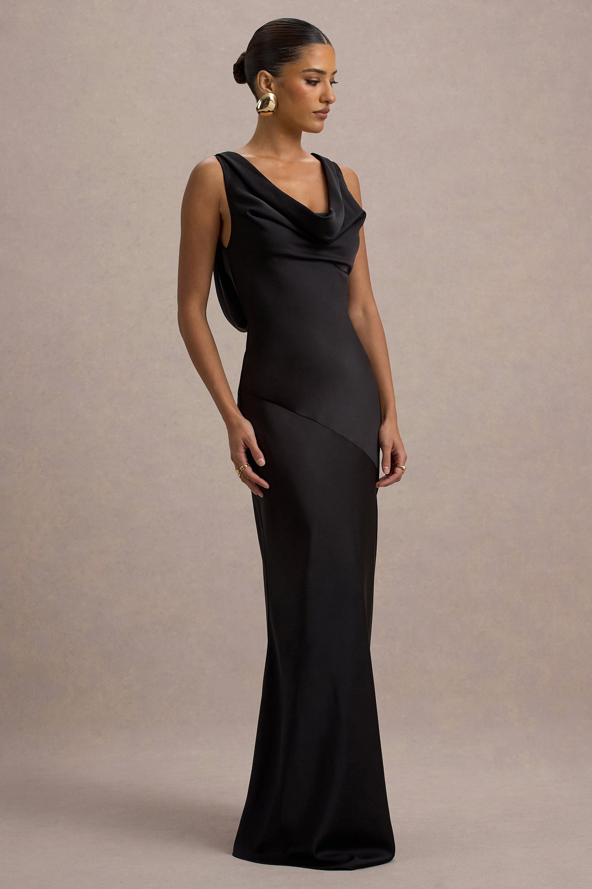 Alesso | Schwarzes Satin-Slip-Maxikleid mit Wasserfallausschnitt