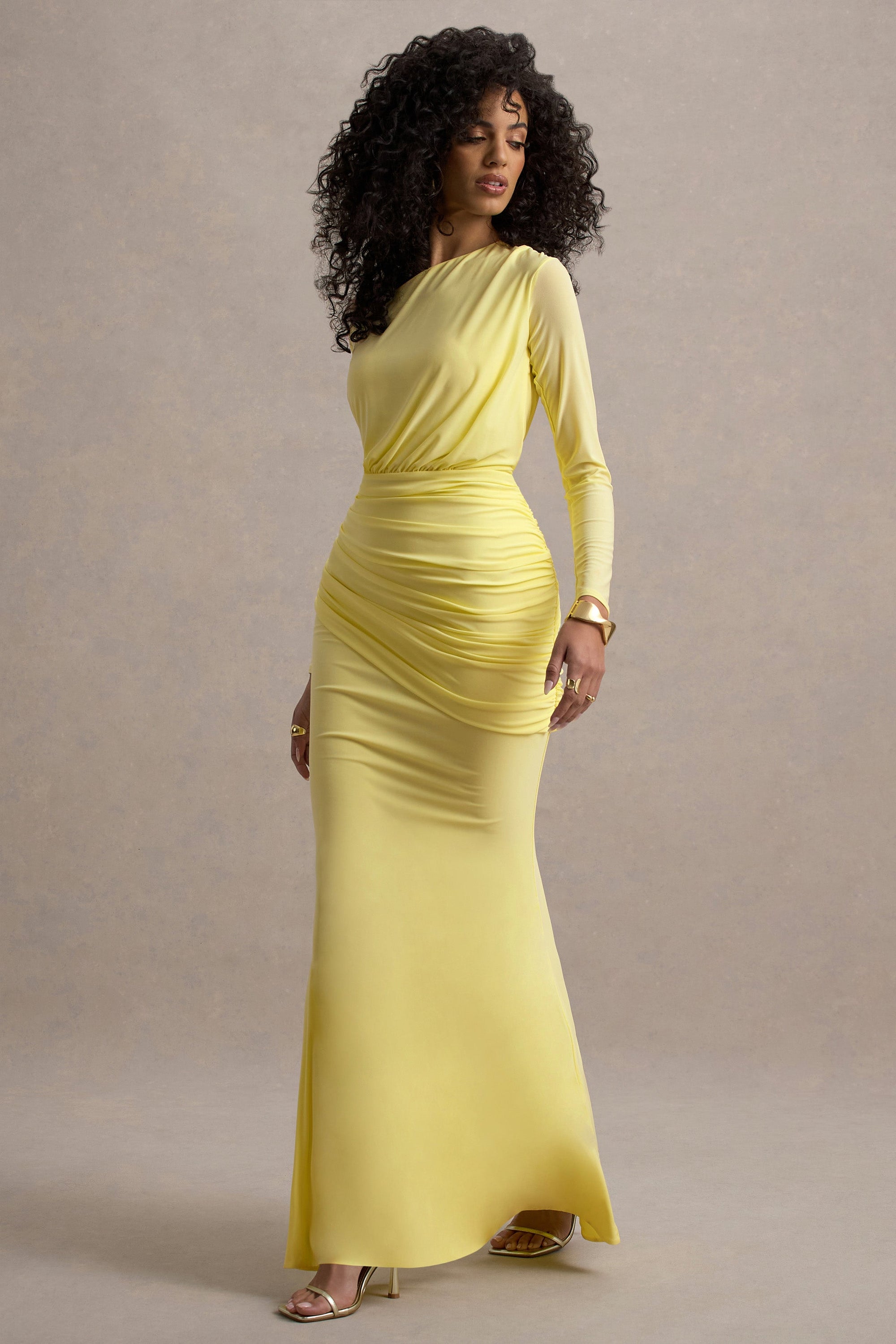 Deanna | Zitronengelbes asymmetrisches Maxikleid mit langen Ärmeln und Raffungen