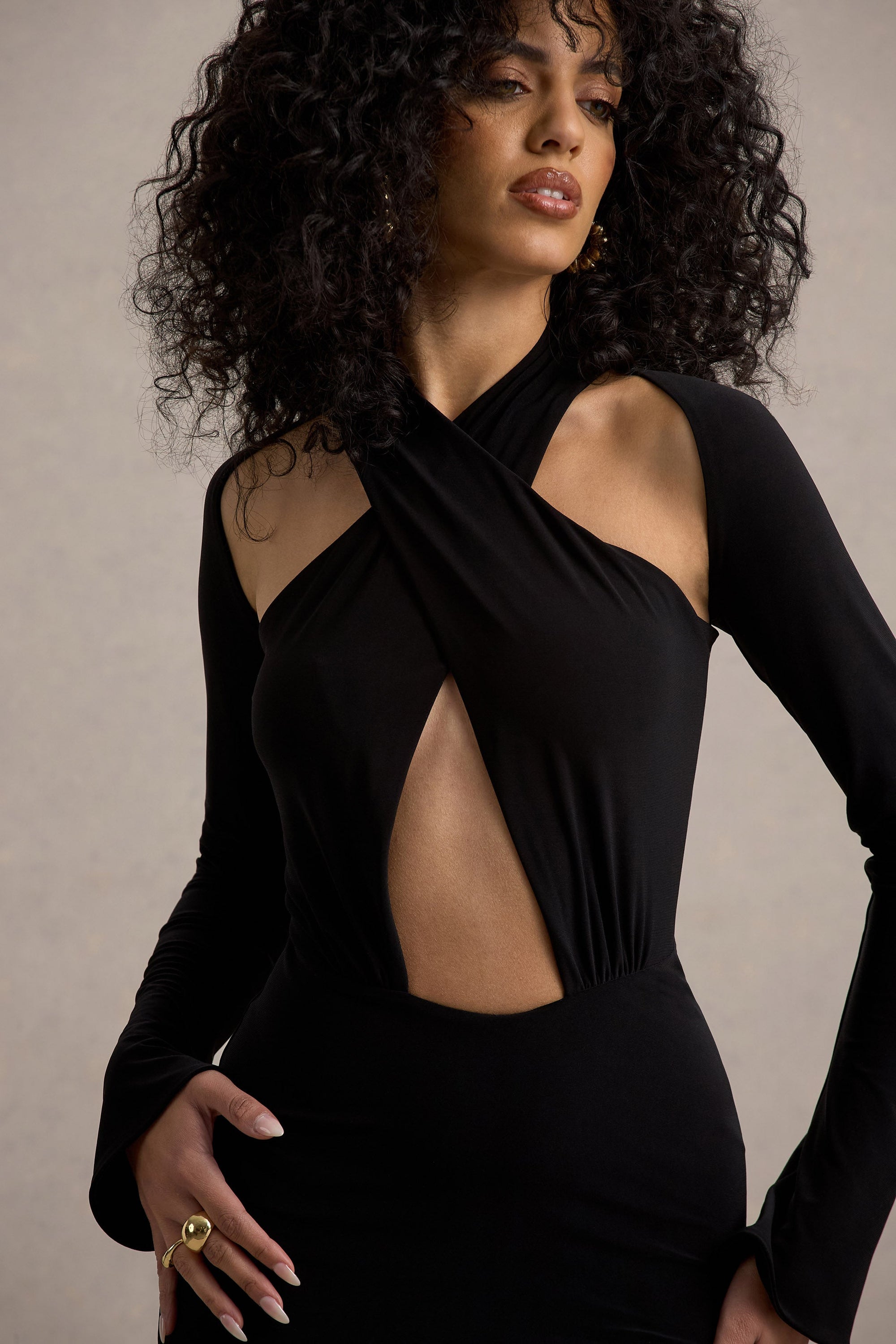 Gita | Schwarzes Maxikleid mit Neckholder und langen Ärmeln