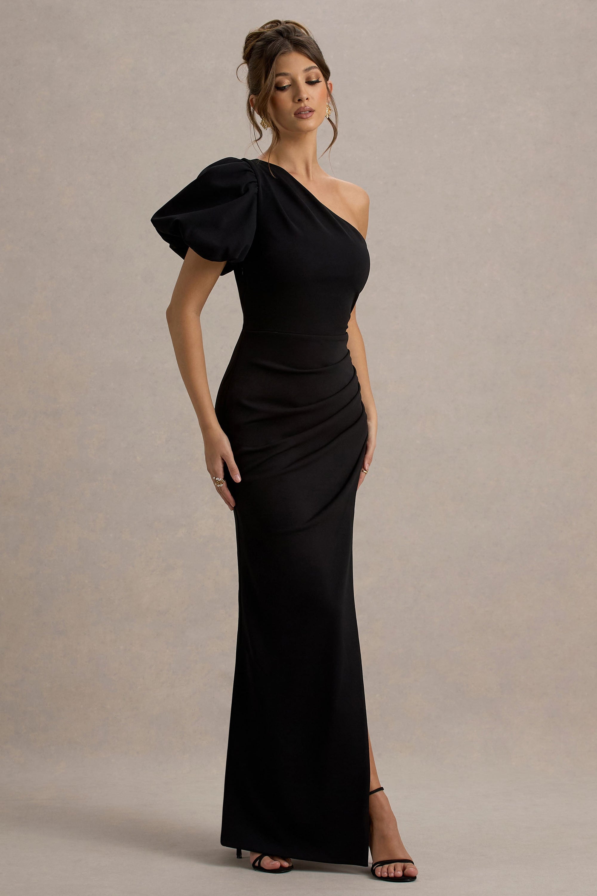 Vittoria | Schwarzes asymmetrisches Maxi-Kleid mit Puffärmeln und Schlitz
