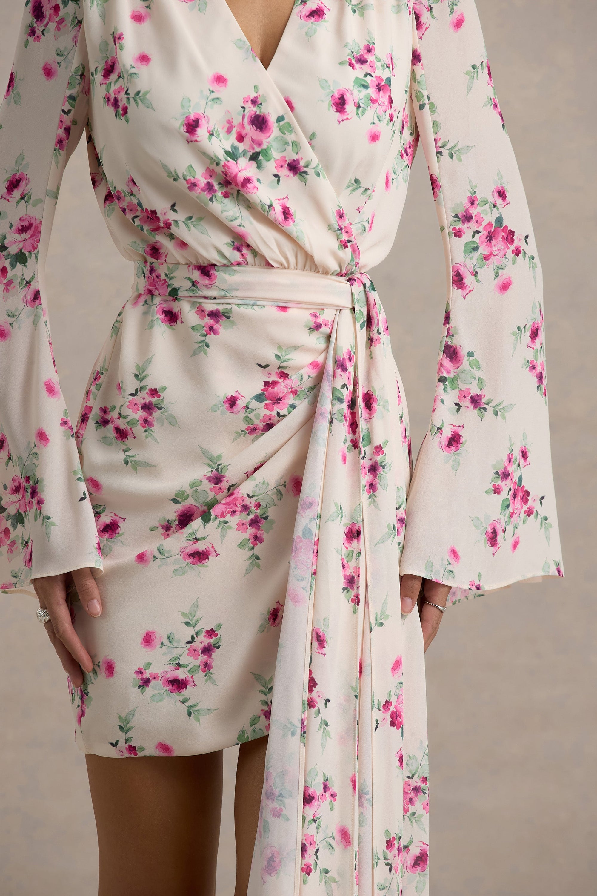Goldie | Cremefarbenes Wickel-Minikleid aus Chiffon mit Blumenmuster und langen Ärmeln.
