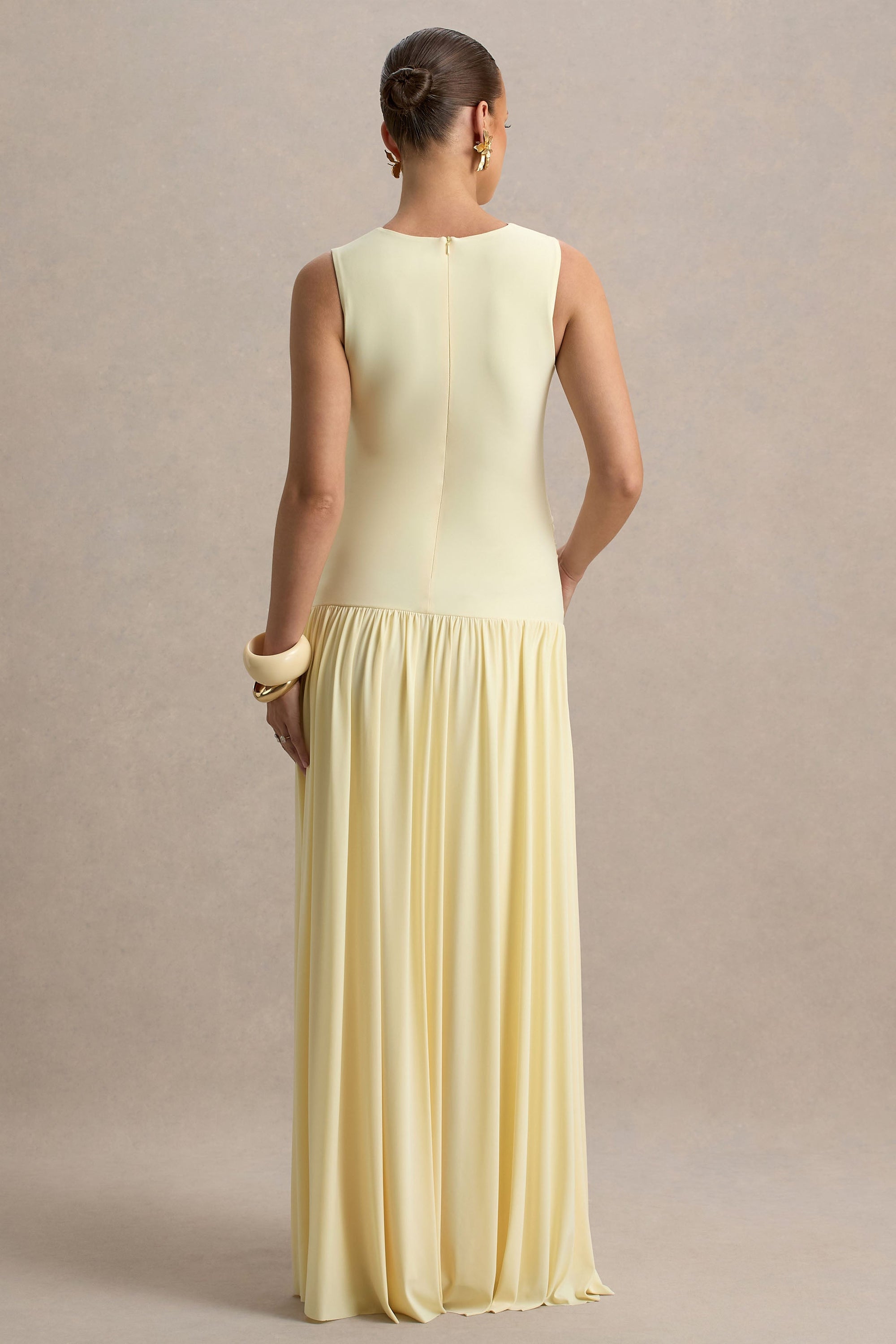 Outline | Zitronengelbes Umstands-Maxikleid mit Rundhalsausschnitt und plissiertem Rock