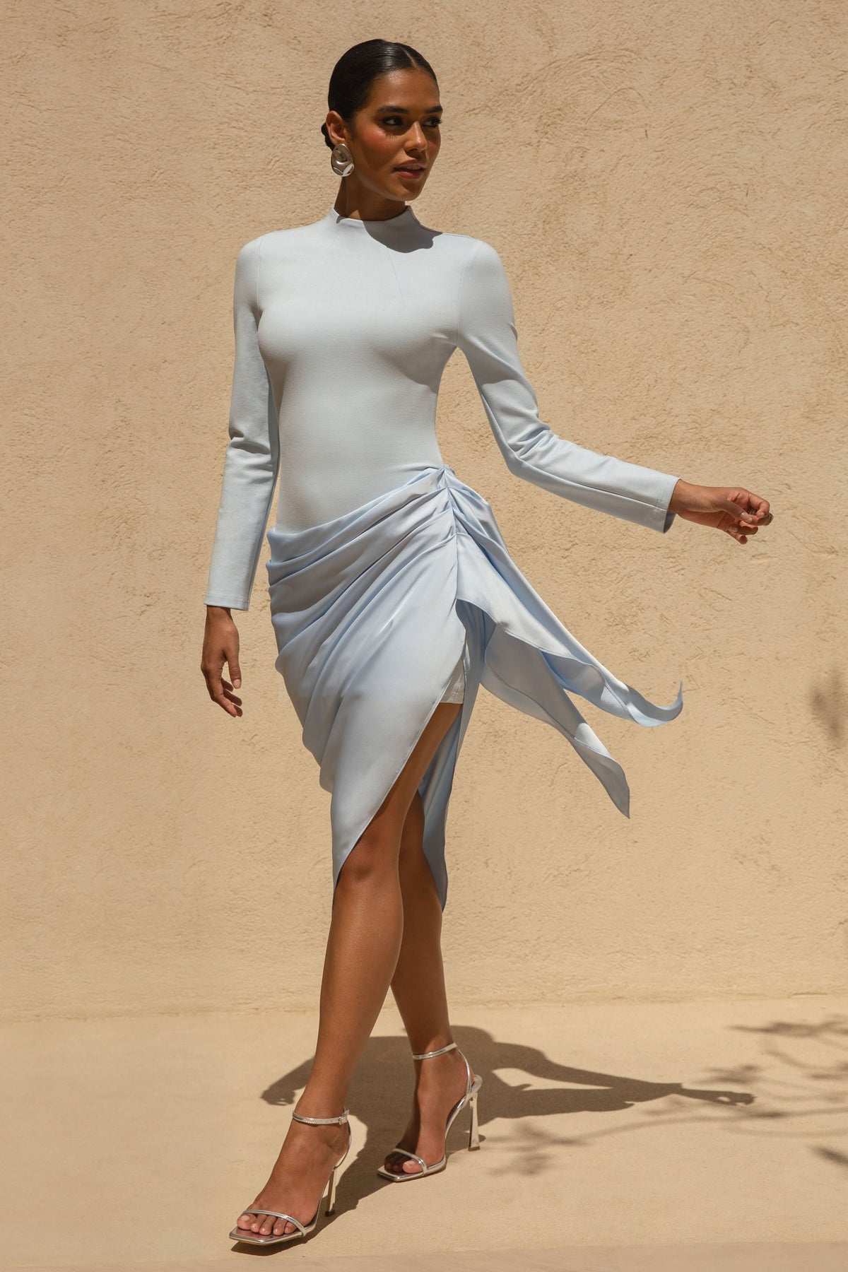 Raffie | Puderblaues Midikleid mit langen Ärmeln und Satin-Wickelrock.