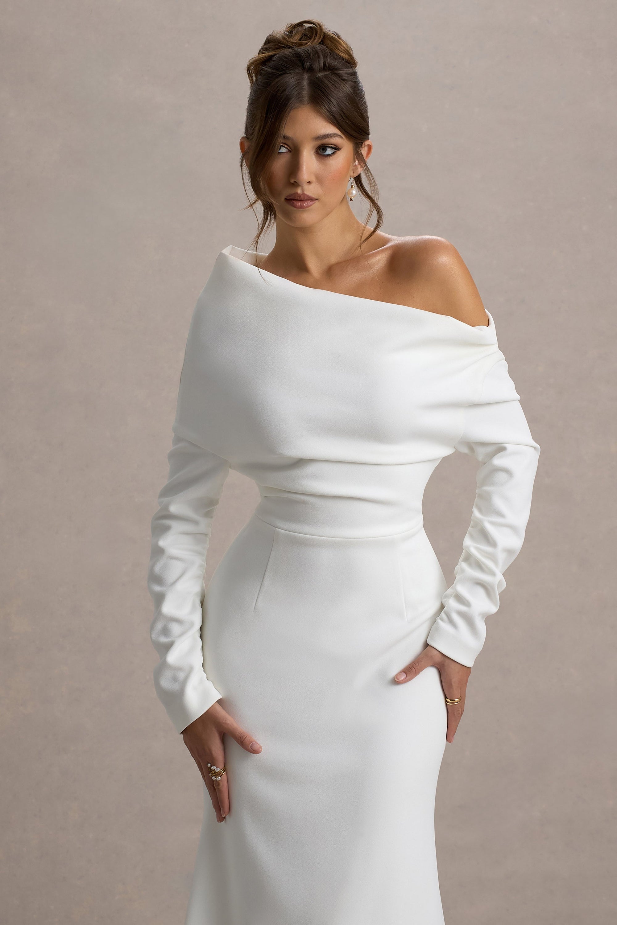 Lou | Weißes Maxikleid mit einer Schulter und asymmetrischem Schnitt