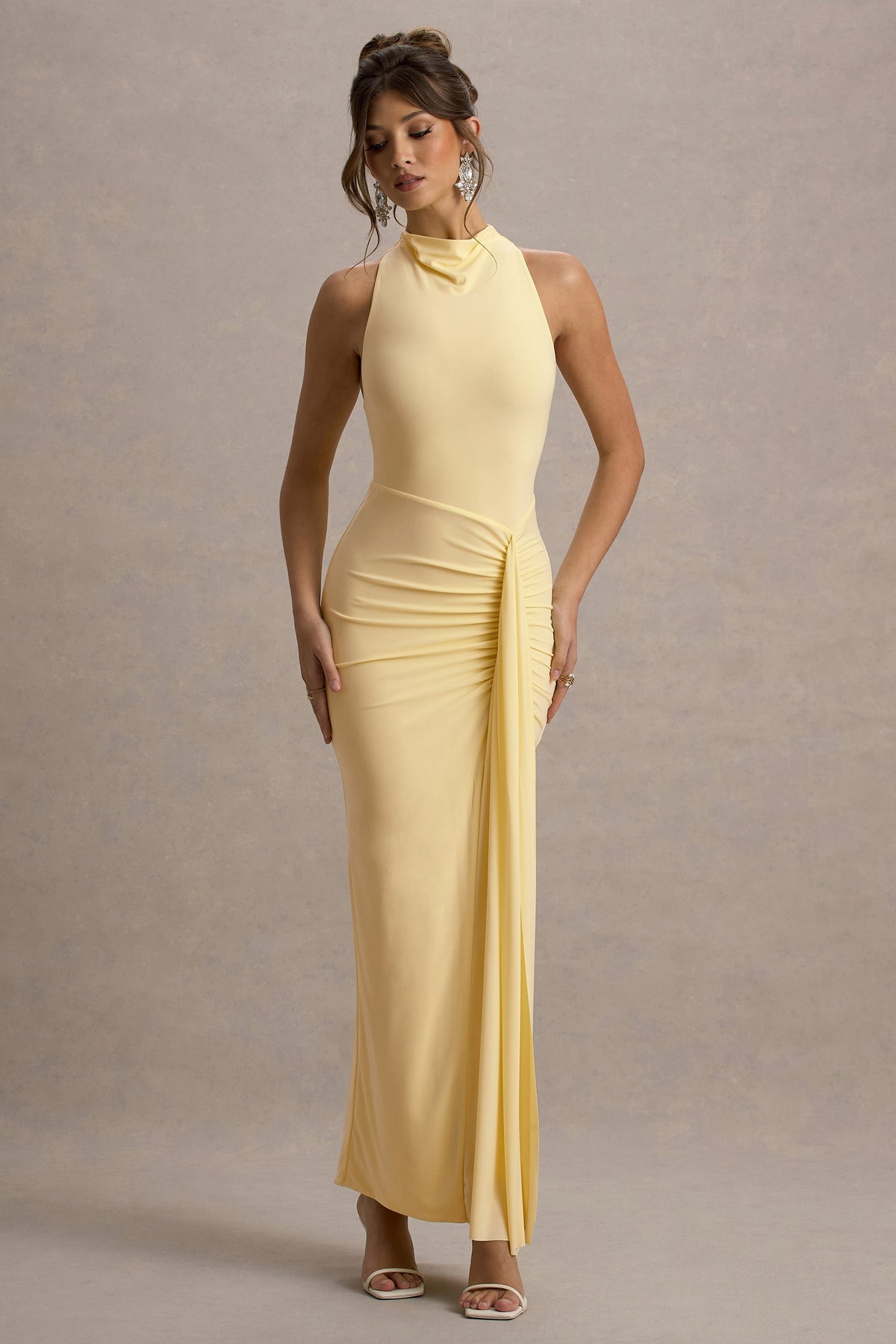 Sunflower | Blassgelbes Maxikleid mit Raffung, hohem Kragen und Schlitz.