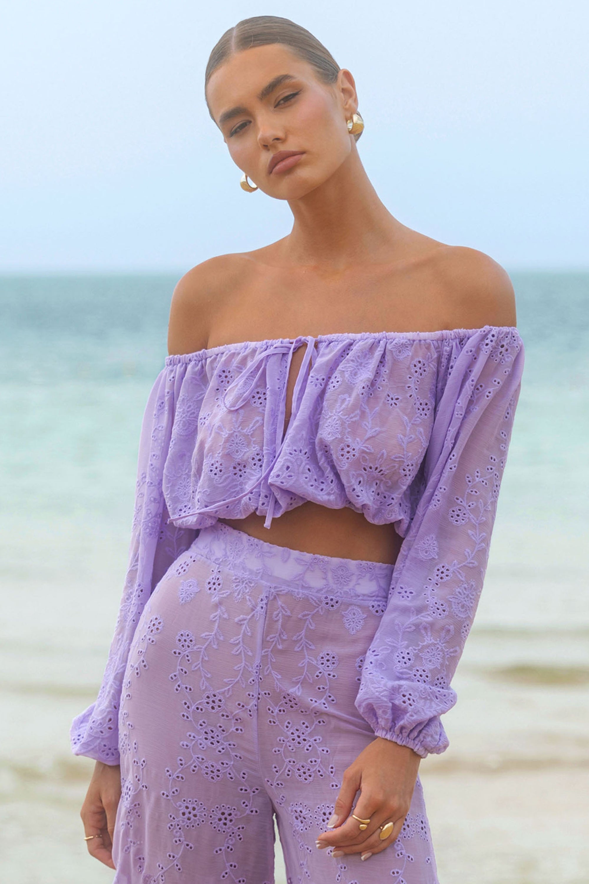 Fabienne | Fliederfarbene Bardot-Bluse mit Puffärmeln und Stickerei