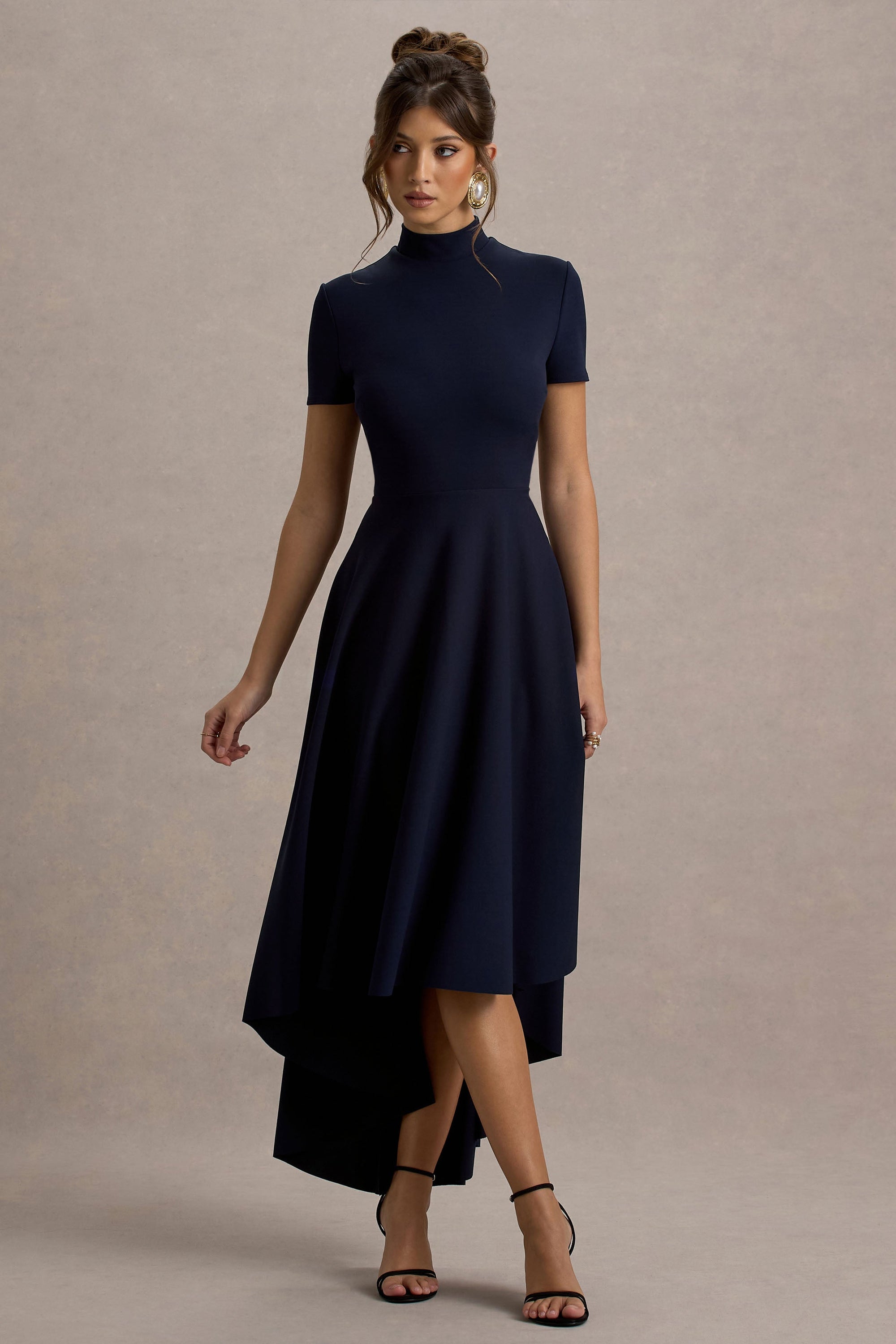 Bellona | Marineblaues Midikleid mit hohem Ausschnitt und High-Low-Saum