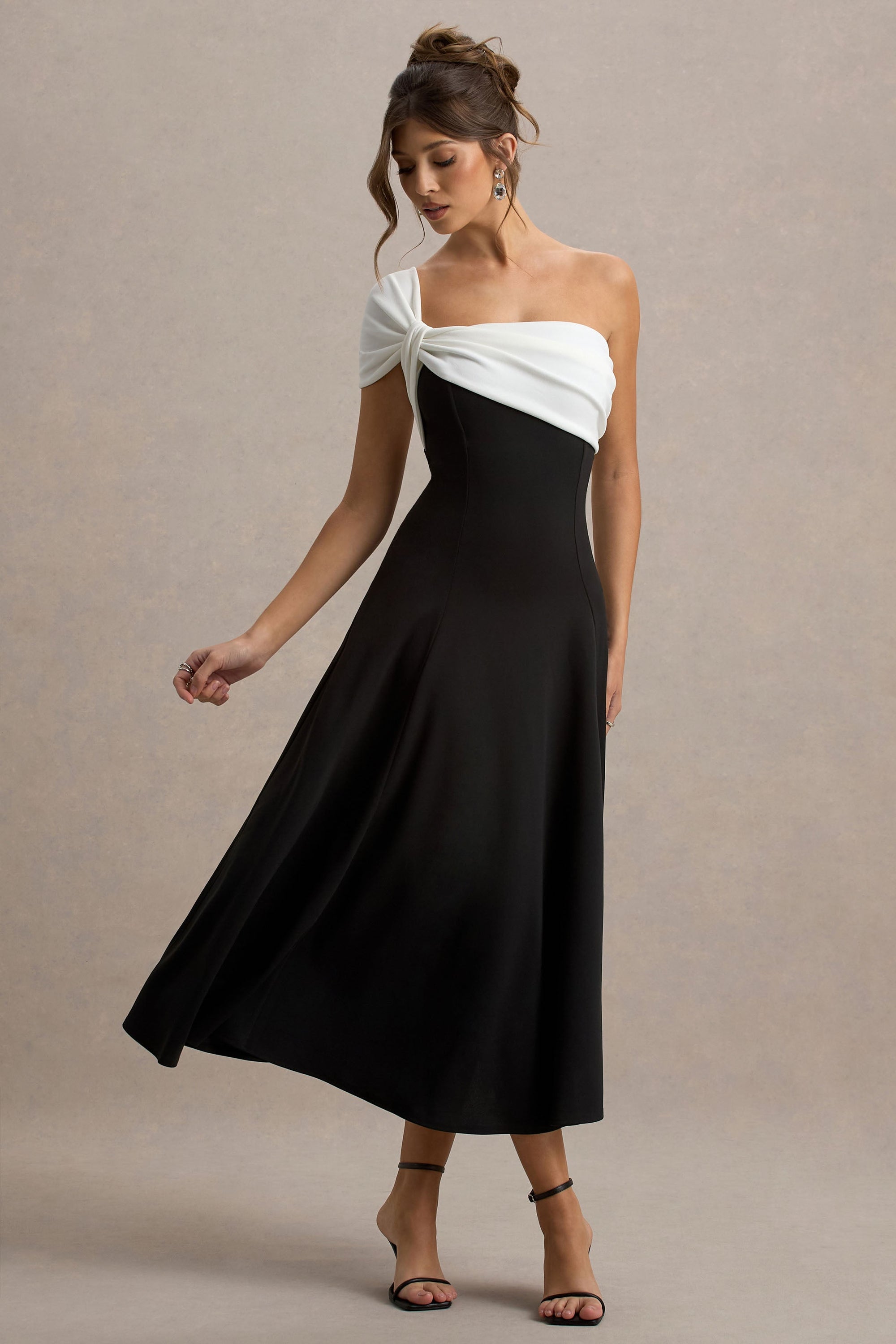 Malta | Schwarz-weißes Midikleid mit einer Schulter