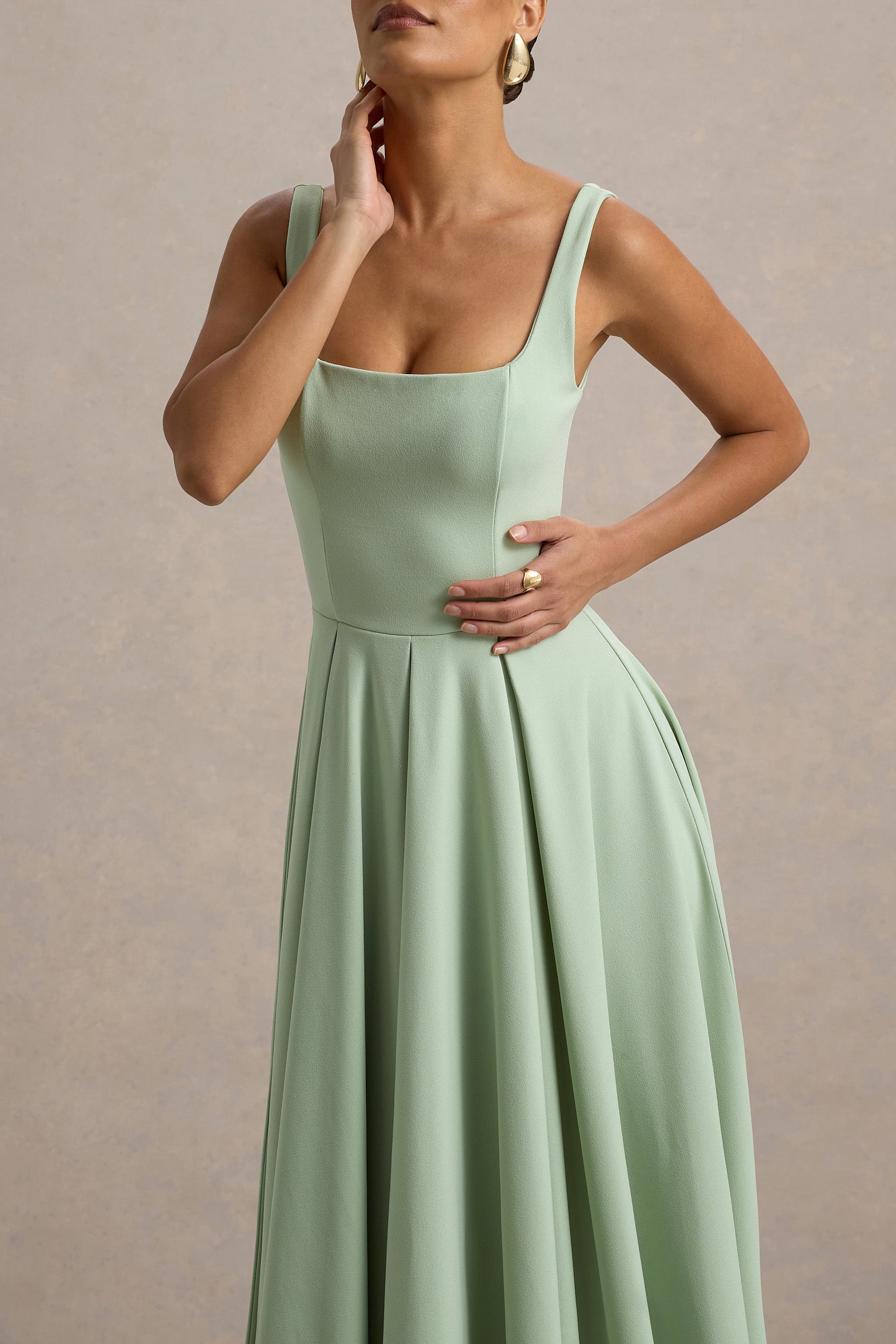 Parina | Hellgrünes Midikleid mit Trägern und Volantsaum