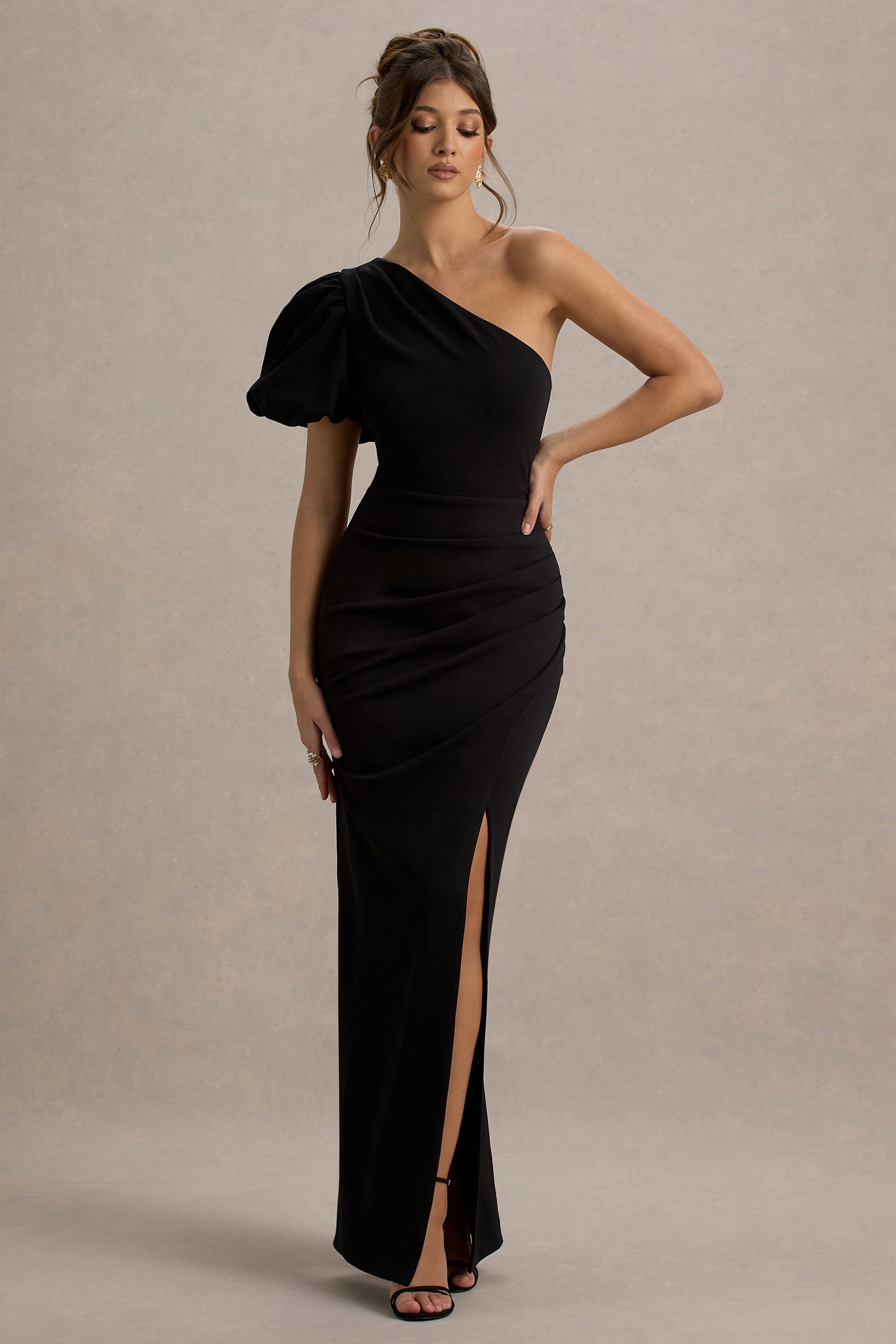 Vittoria | Schwarzes asymmetrisches Maxi-Kleid mit Puffärmeln und Schlitz