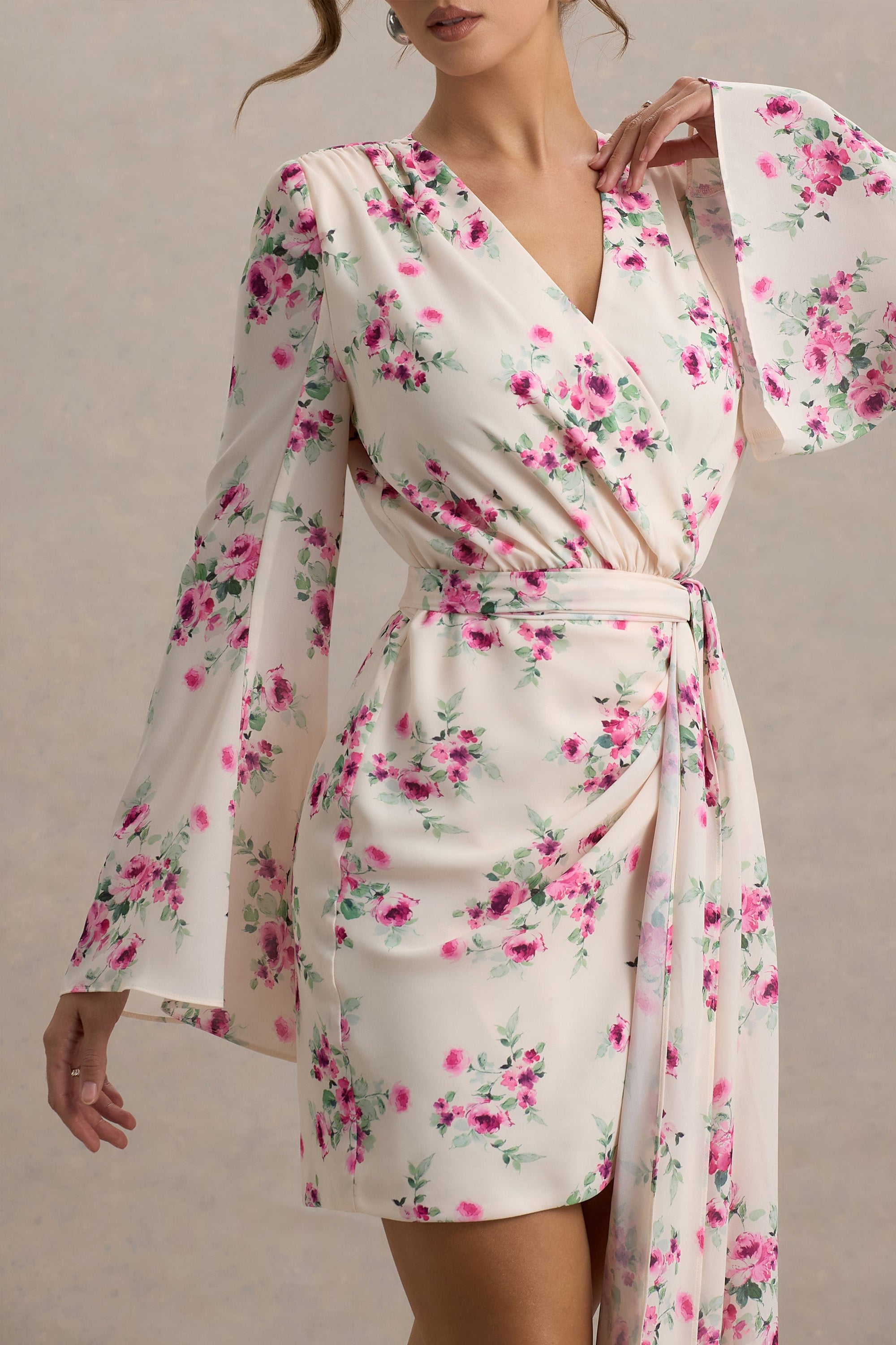 Goldie | Cremefarbenes Wickel-Minikleid aus Chiffon mit Blumenmuster und langen Ärmeln.