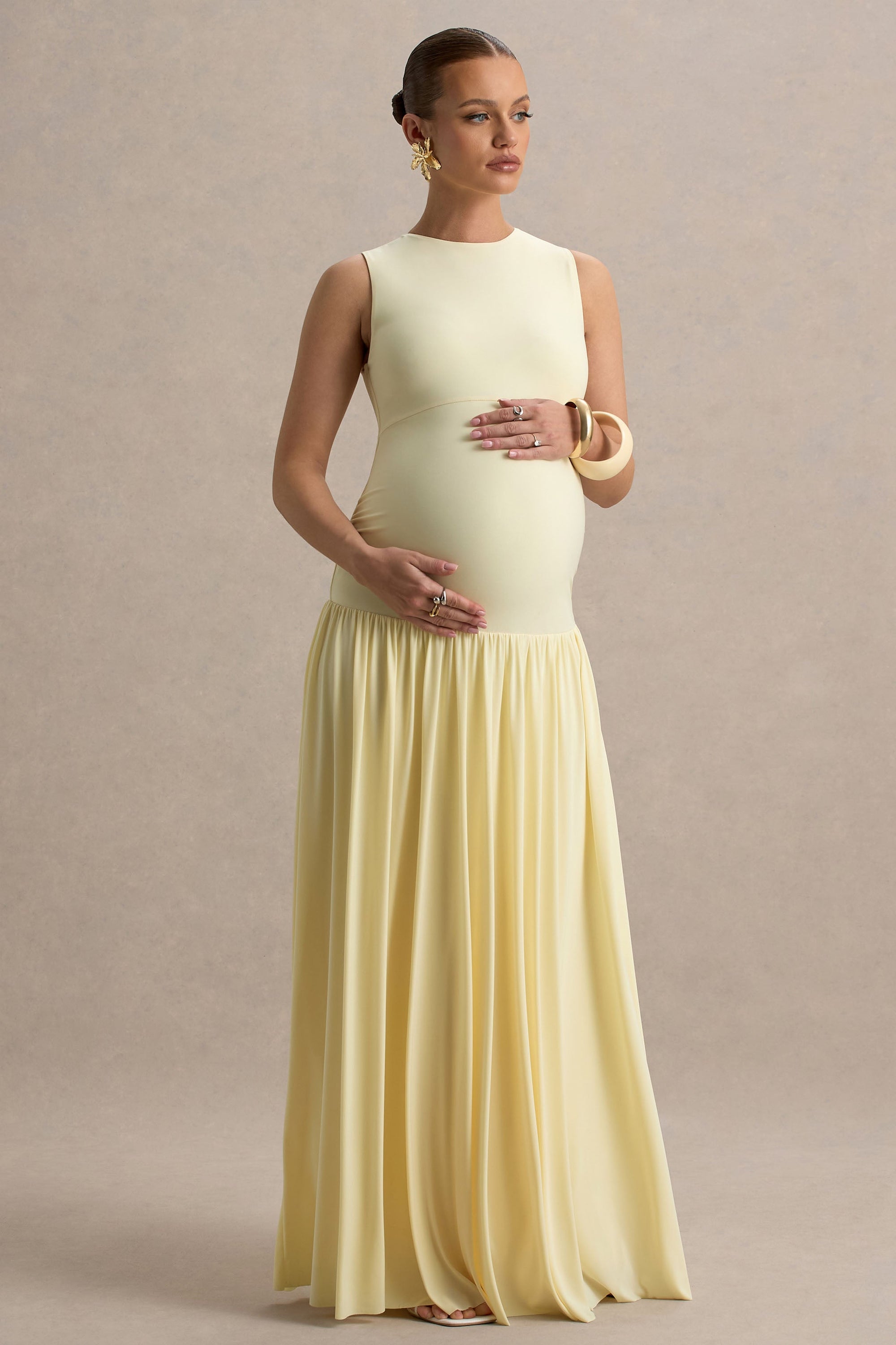 Outline | Zitronengelbes Umstands-Maxikleid mit Rundhalsausschnitt und plissiertem Rock