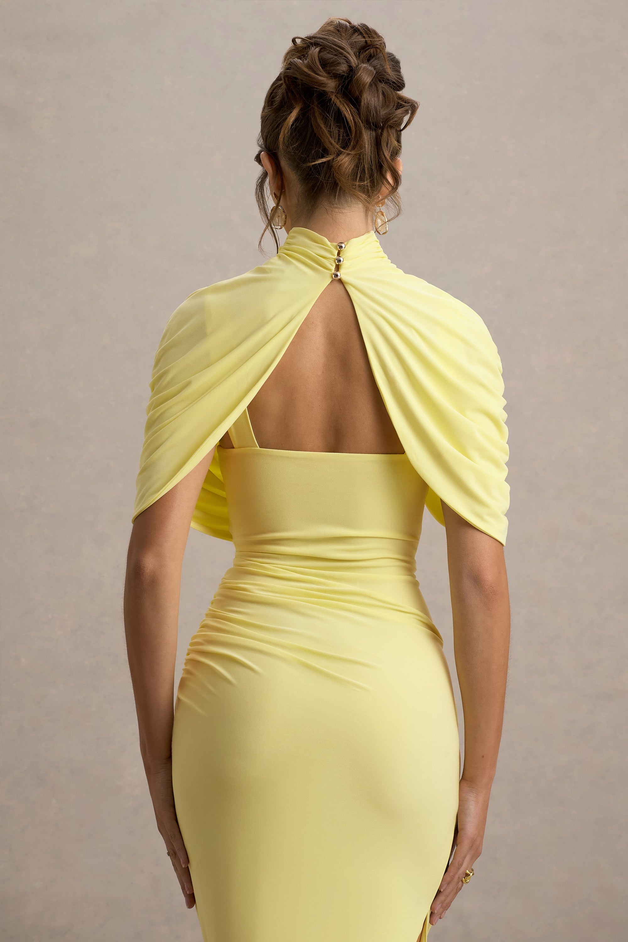Enchant | Zitronengelbes Midikleid mit asymmetrischem Twist und Cape