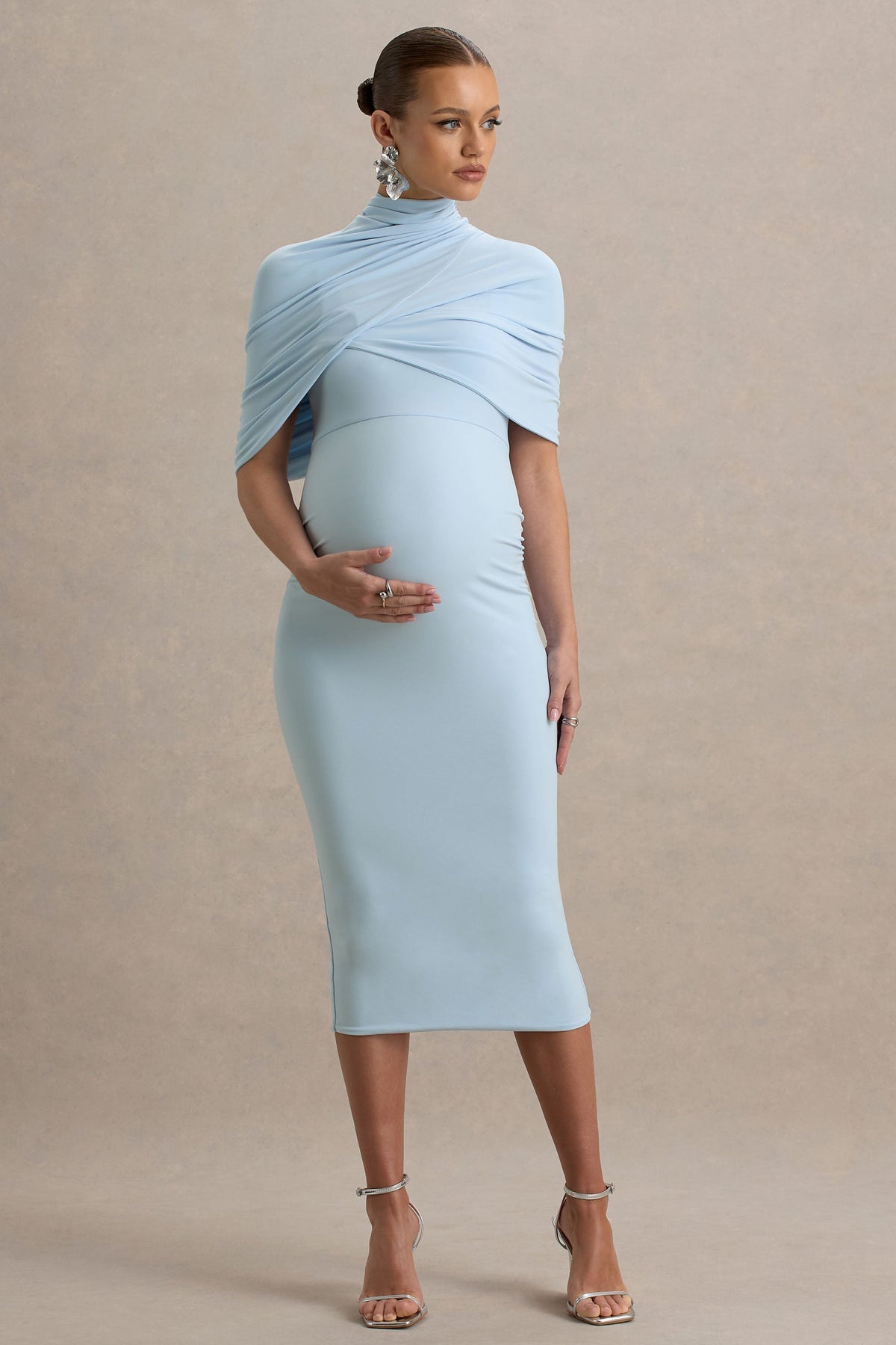 Augustina | Puderblaues Umstands-Midikleid mit Mesh-Cape.