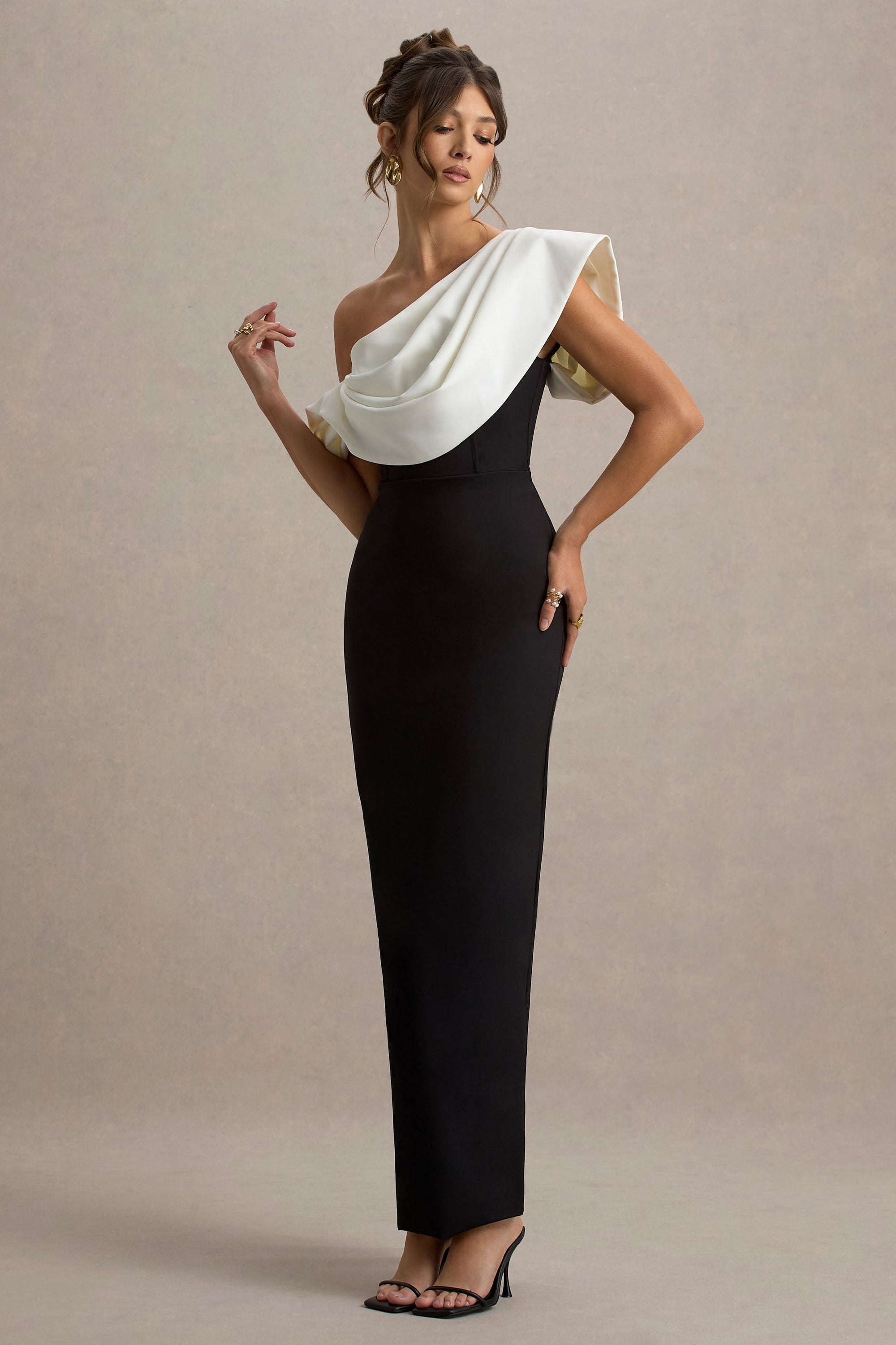 Angelina | Schwarz-Weißes Maxikleid mit drapierter Schulter