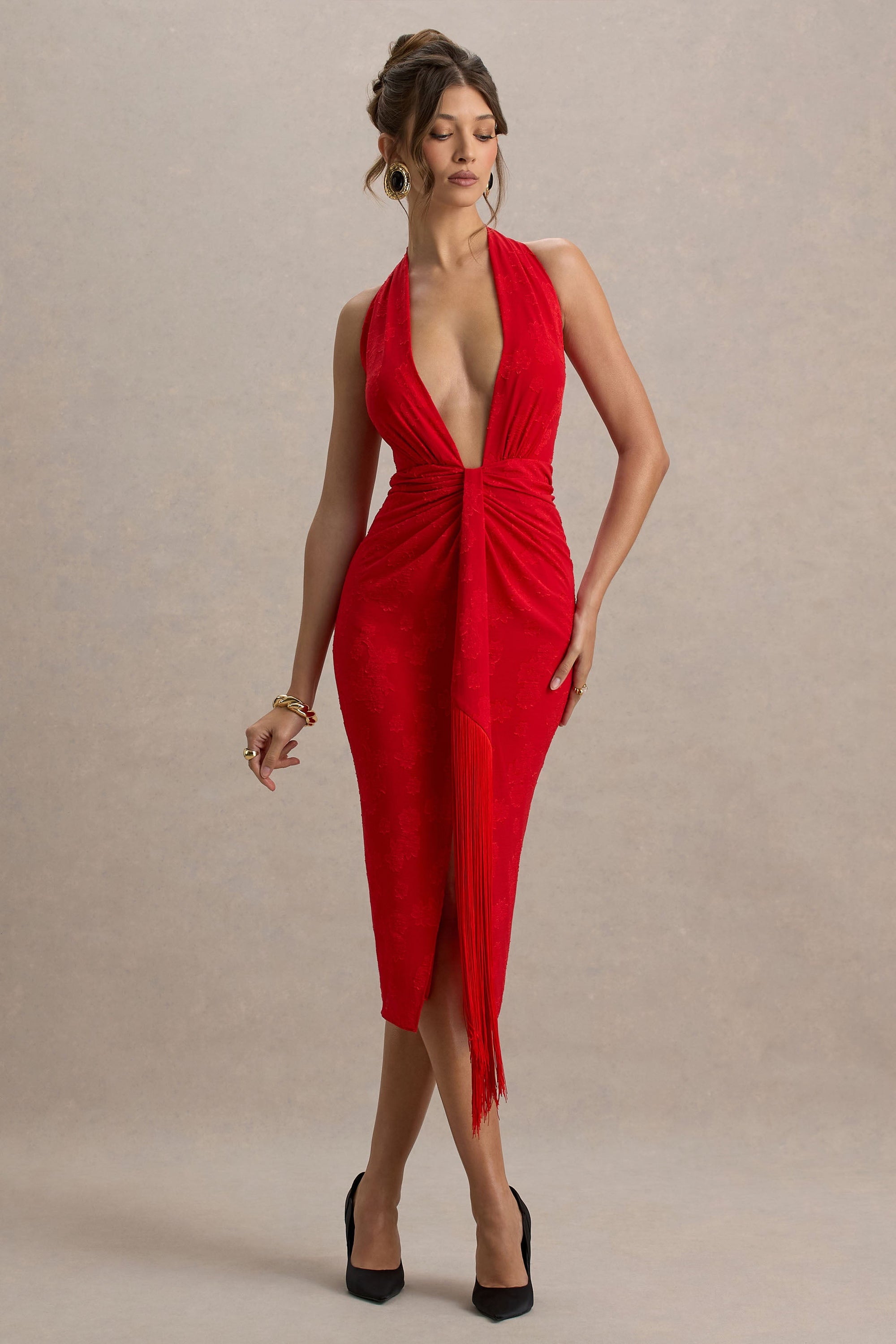 Auria | Rotes Satin-Midiikleid mit tiefem Ausschnitt und Fransen-Details.