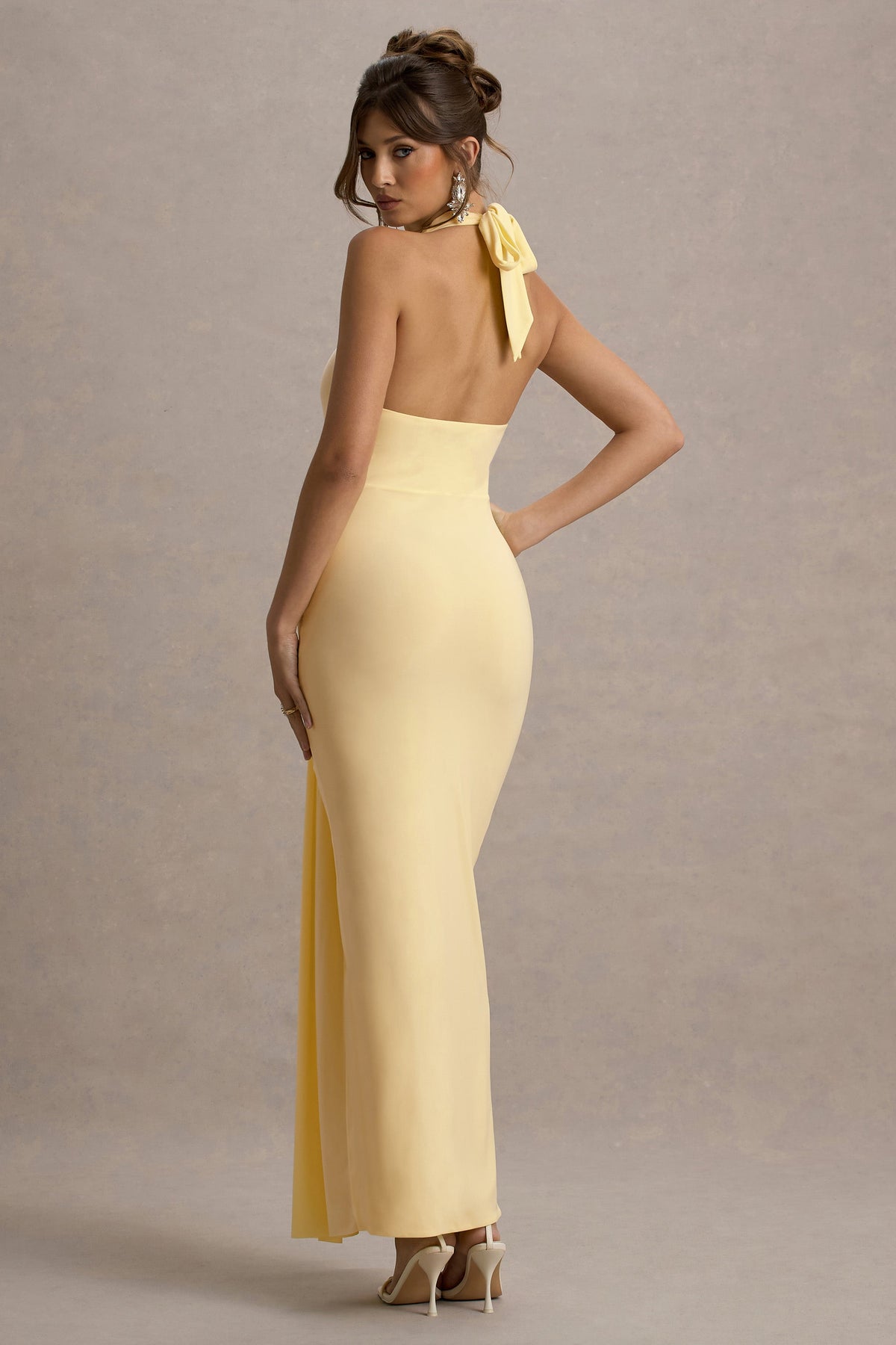Sunflower | Blassgelbes Maxikleid mit Raffung, hohem Kragen und Schlitz.