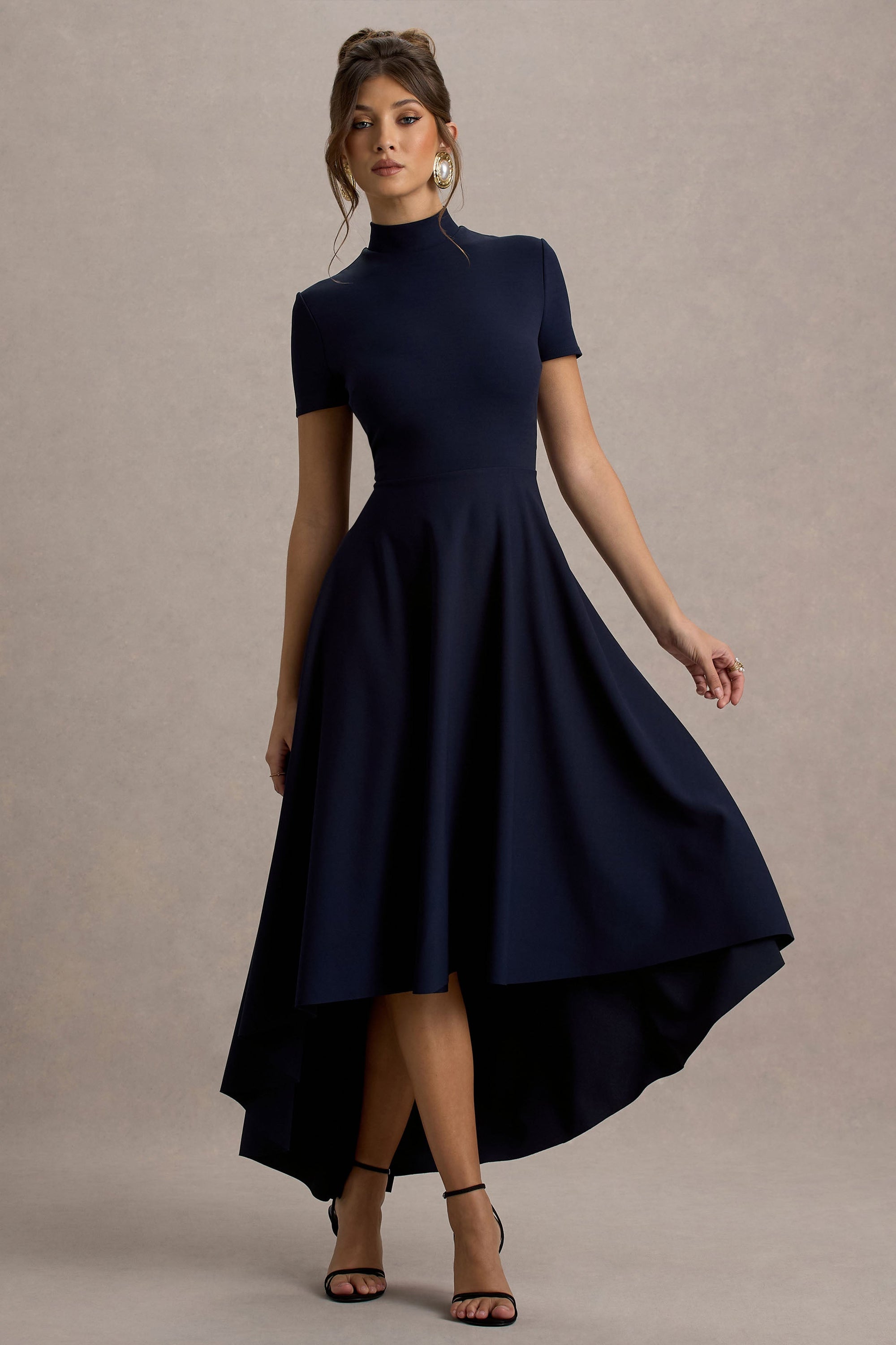 Bellona | Marineblaues Midikleid mit hohem Ausschnitt und High-Low-Saum