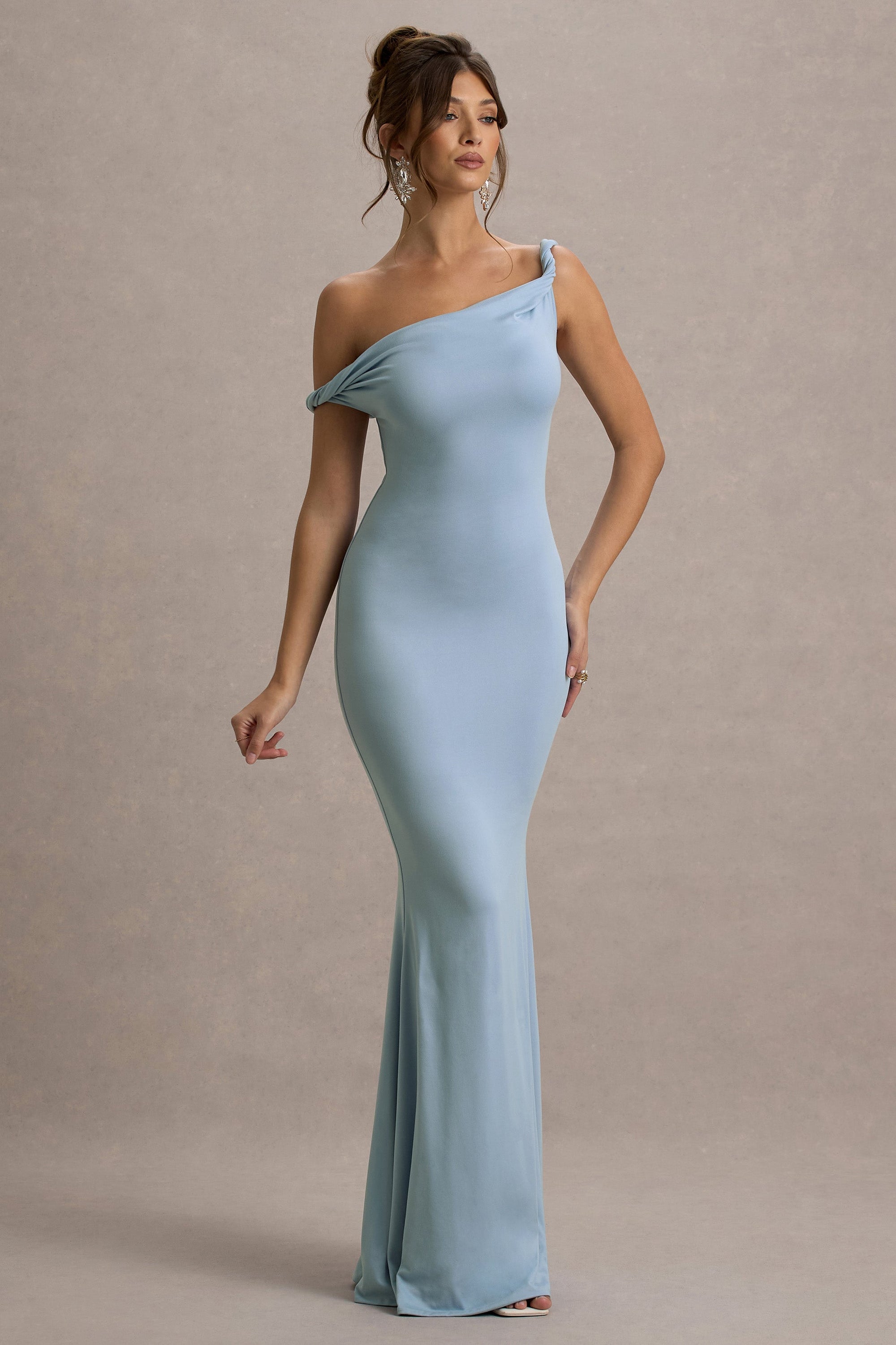 Lita | Puderblaues, gedrehtes asymmetrisches Maxikleid