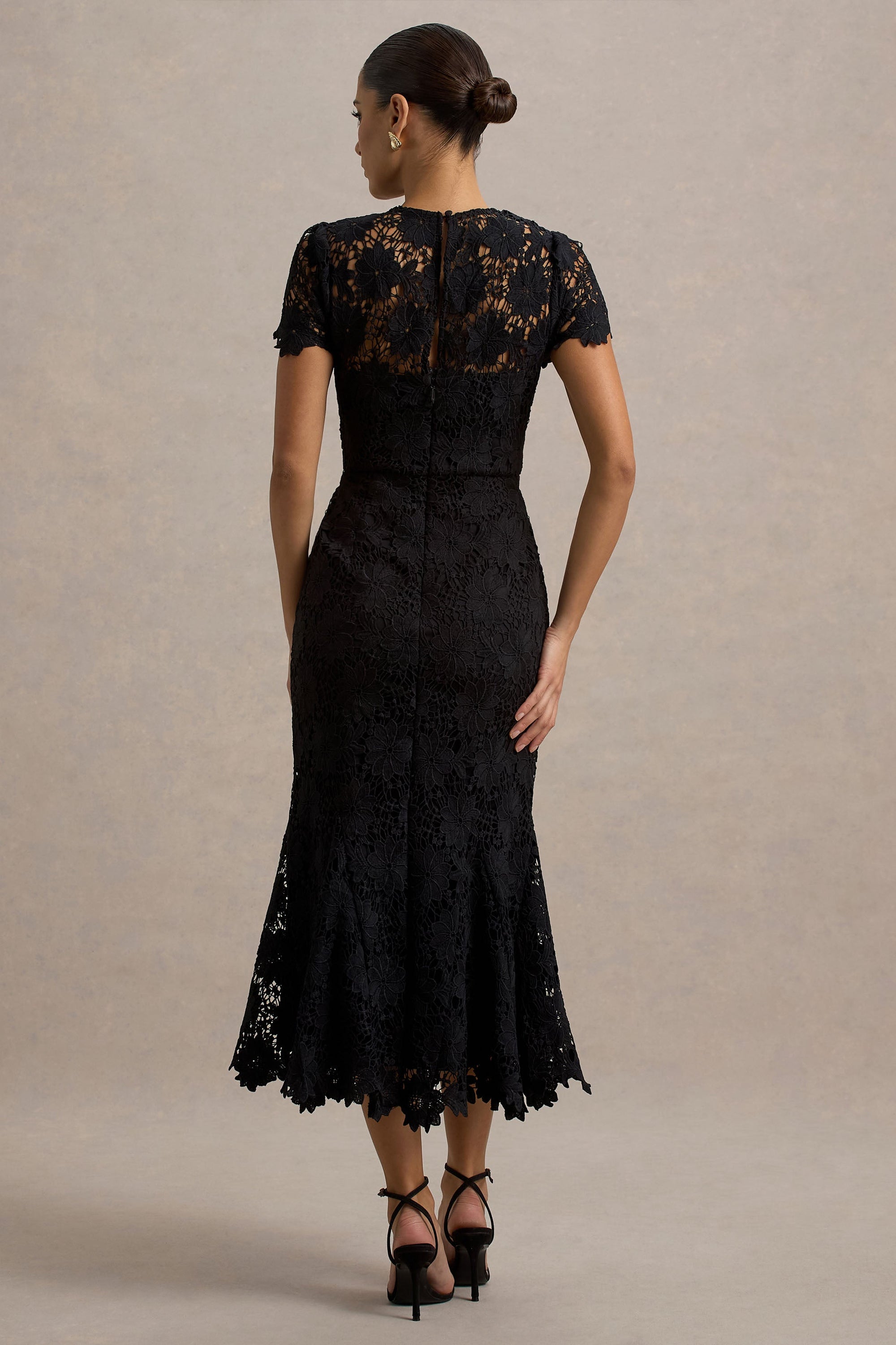 Clarissa | Schwarzes Midikleid aus Spitze mit kurzen Ärmeln