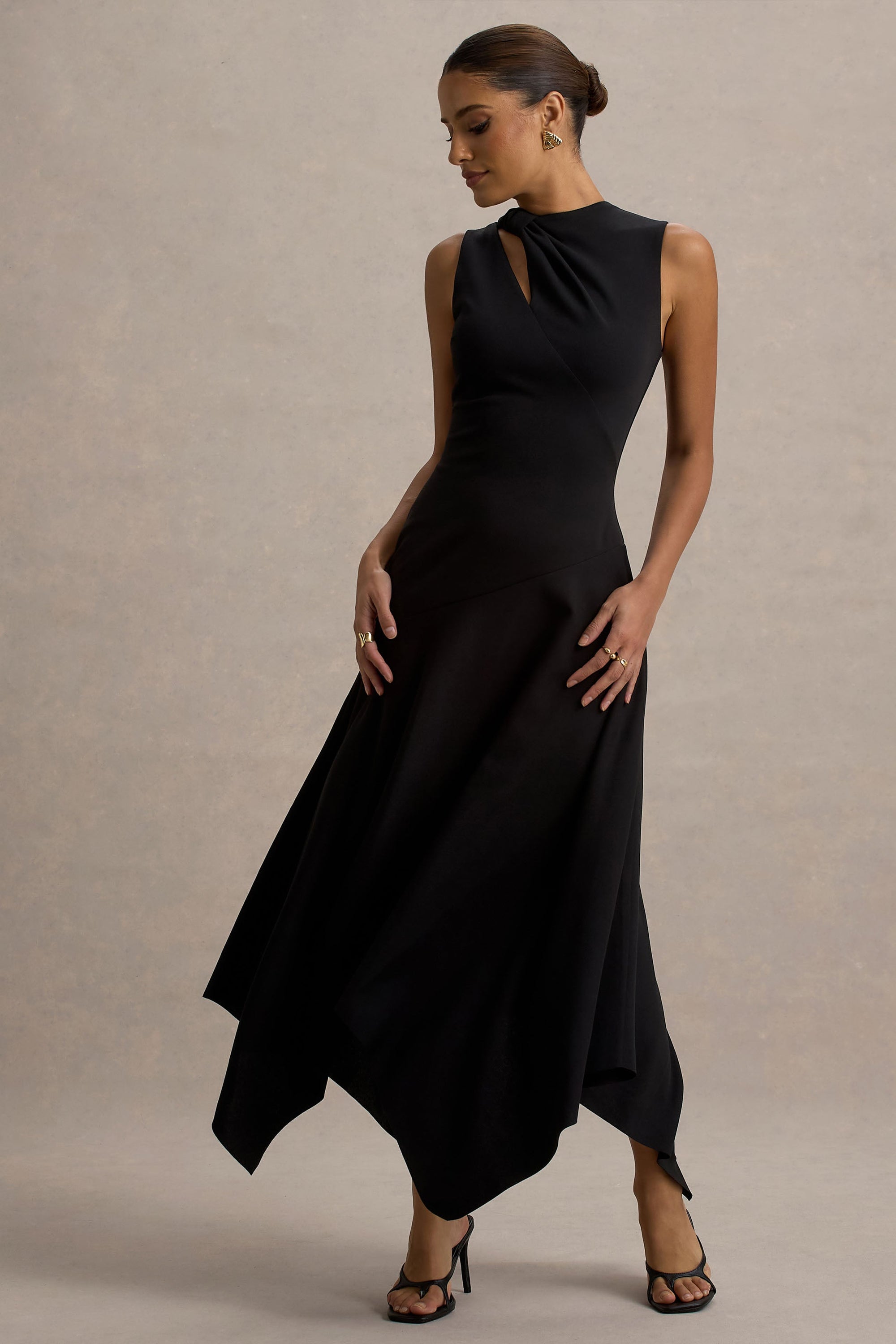 Francesca | Schwarzes Midikleid mit Knoten und Taschentuchsaum.