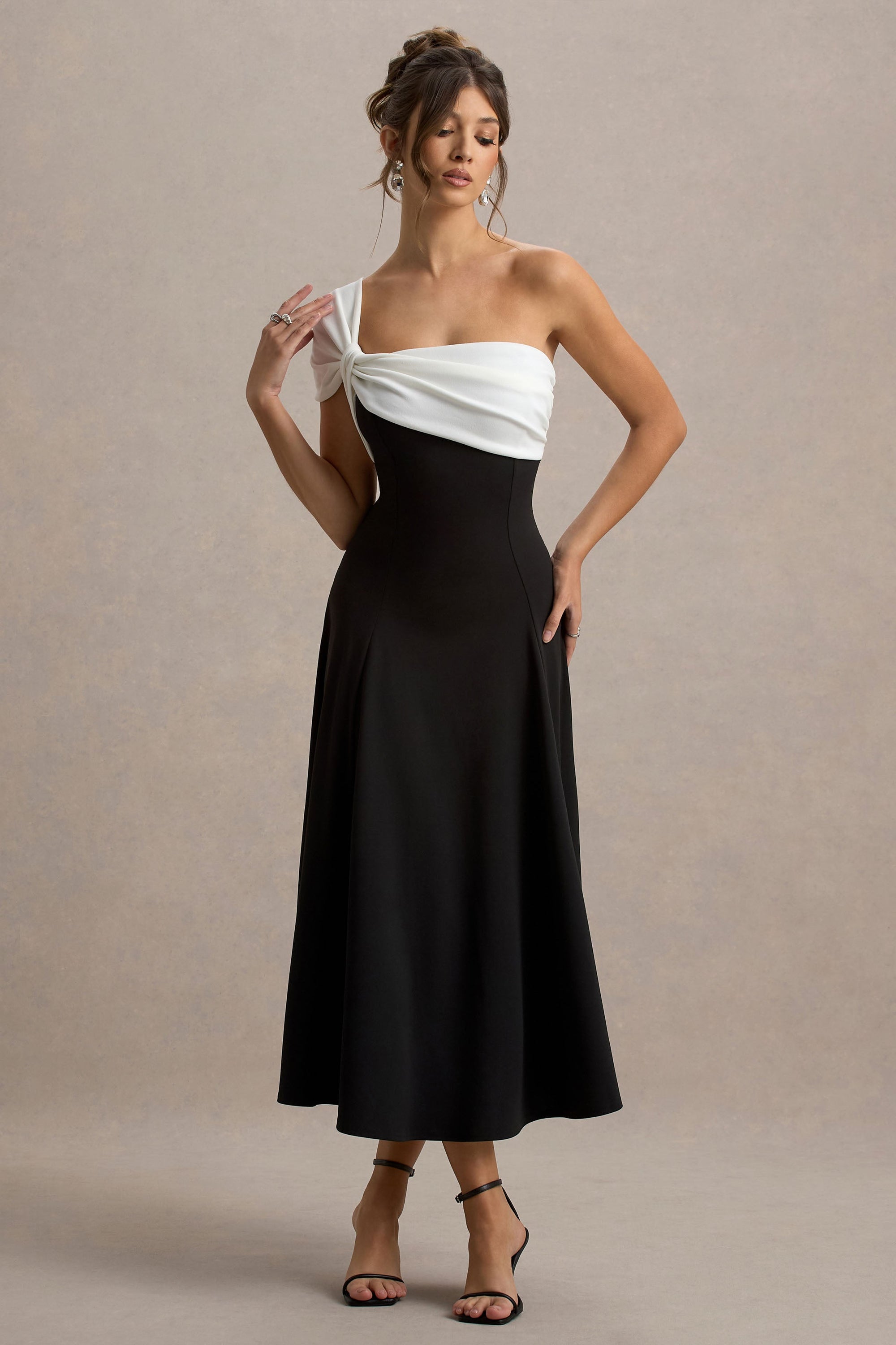 Malta | Schwarz-weißes Midikleid mit einer Schulter