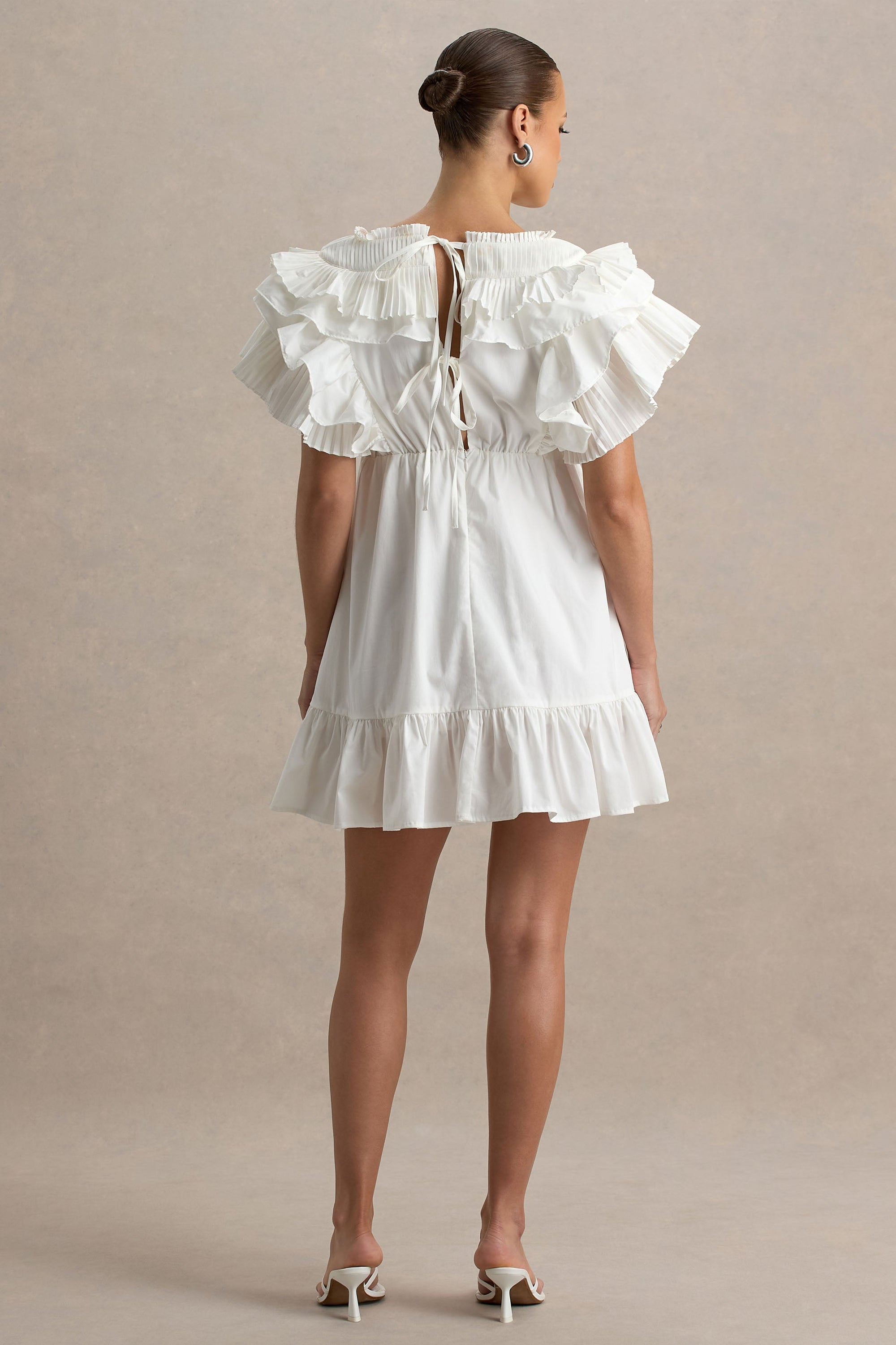 Judie | Weißes Popeline-Minikleid mit V-Ausschnitt und Rüschen