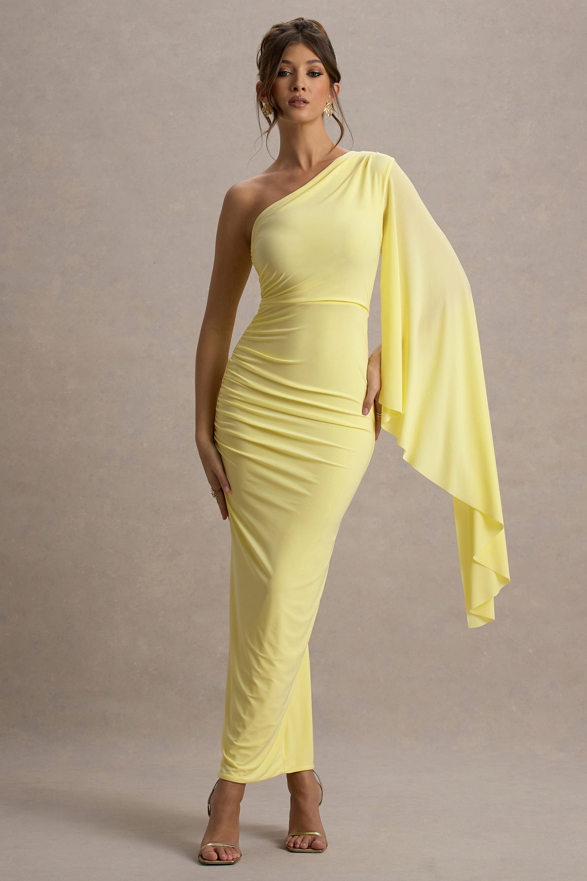 Clementina | Zitronenfarbiges Maxikleid mit asymmetrischen Cape-Ärmeln